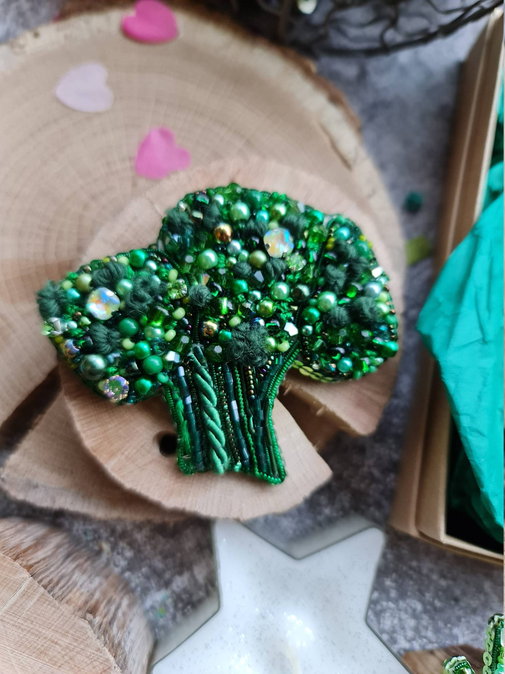 Brokkoli Kristall Pin, Pflanzlich Handgemachte Brosche von RdjewelryDesigns