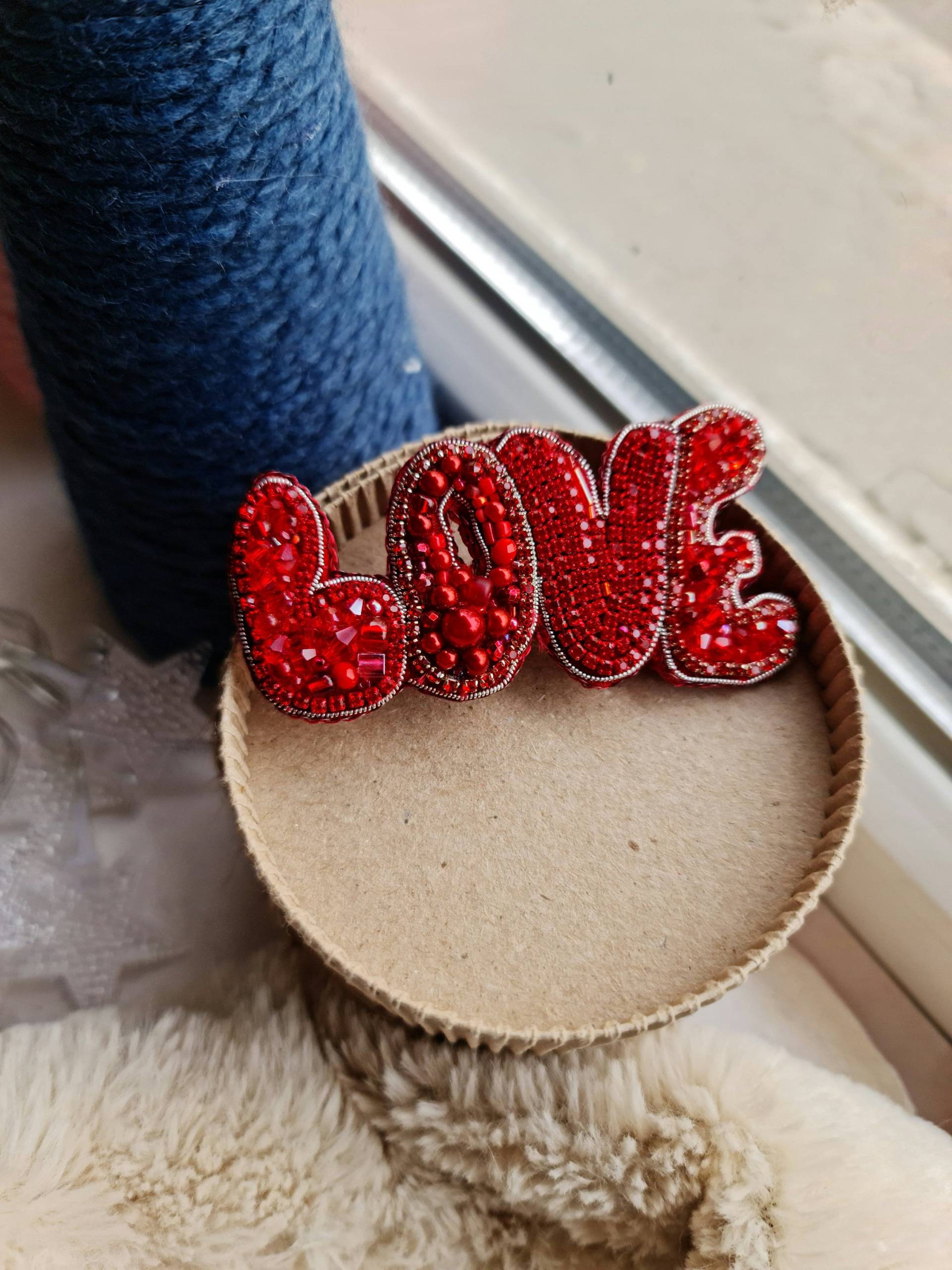 Buchstabe Rote Brosche, Individuelle Perlenbrosche, Valentinstag Geschenk von RdjewelryDesigns