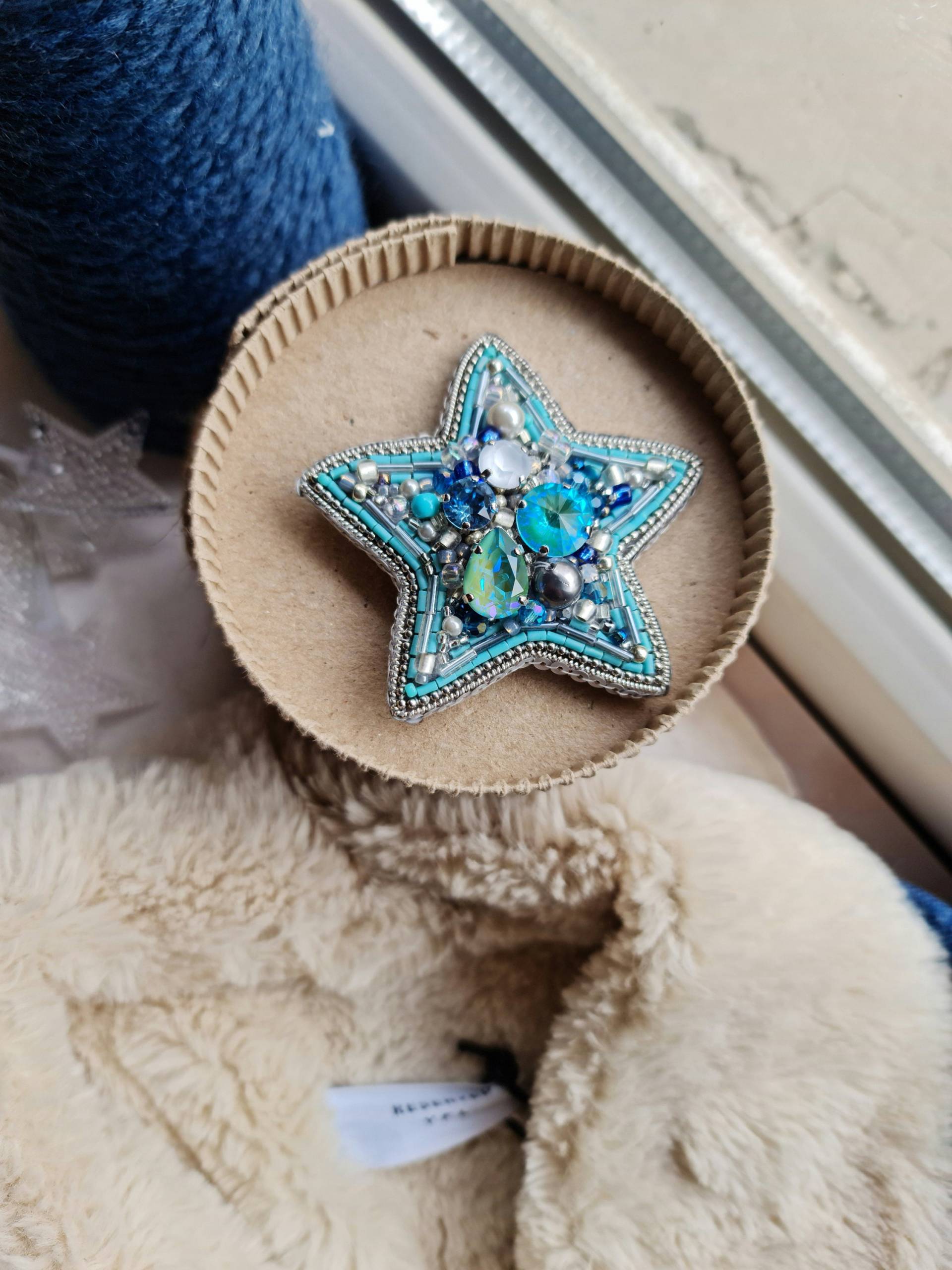Celestial Perlen Brosche, Stern Bestickte Blauer Pin von RdjewelryDesigns