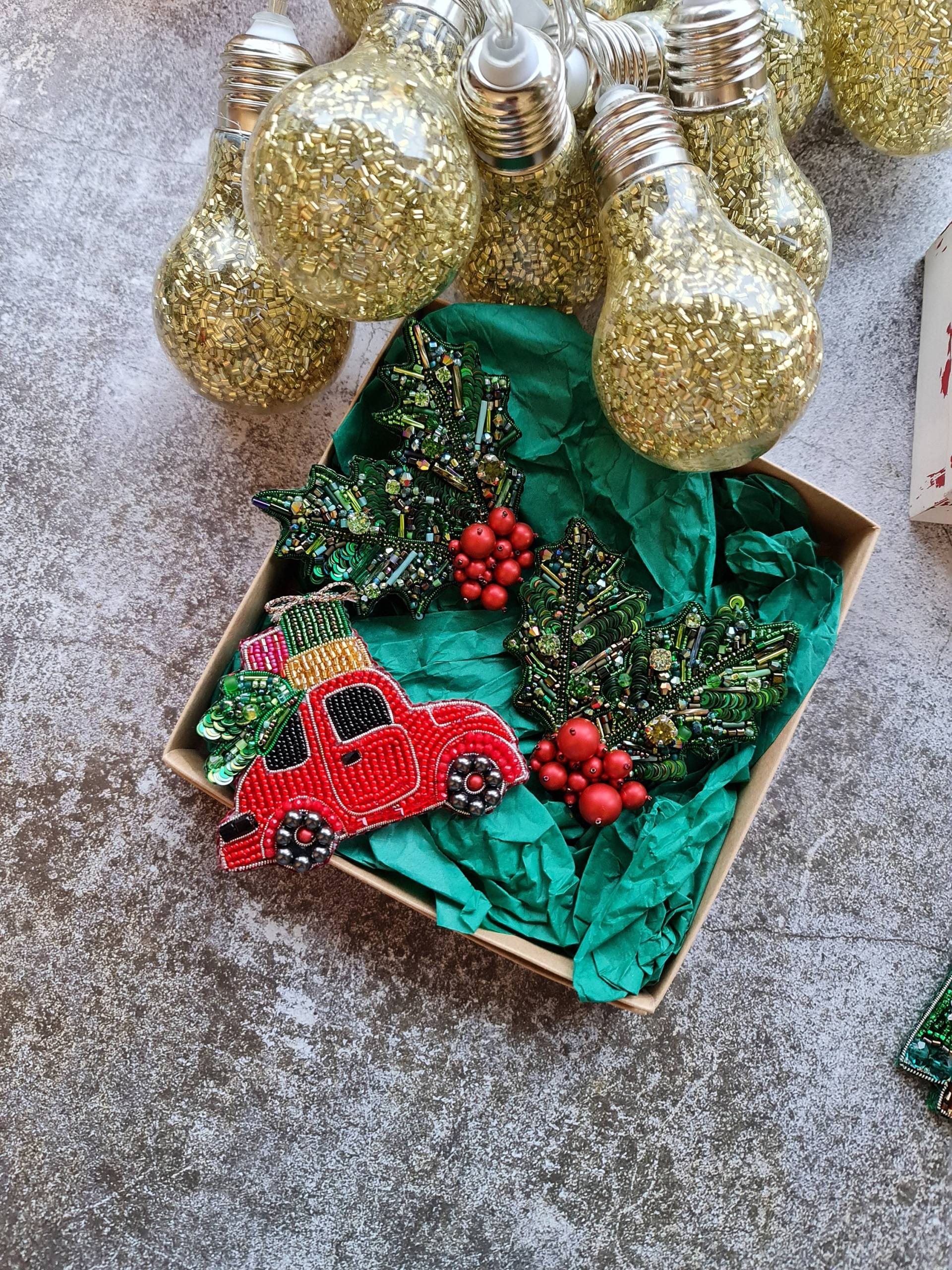 Einzigartiges Weihnachtsgeschenk, Weihnachtsauto Brosche, Handgemachte Festliche Rote Auto Pin, Bester Freund Weihnachtsgeschenk Einzigartiges Weihnachtsgeschenk, Weihnachtsauto Brosche, Handgemachte Festliche Rote Auto Pin, Bester Freund Weihnachtsgeschenk von RdjewelryDesigns