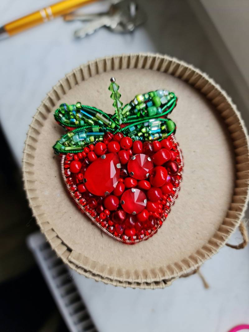 Erdbeer Perlen Brosche, Fruchtschmuck, Valentinstag Geschenk Erdbeer Perlen Brosche, Fruchtschmuck, Valentinstag Geschenk von RdjewelryDesigns