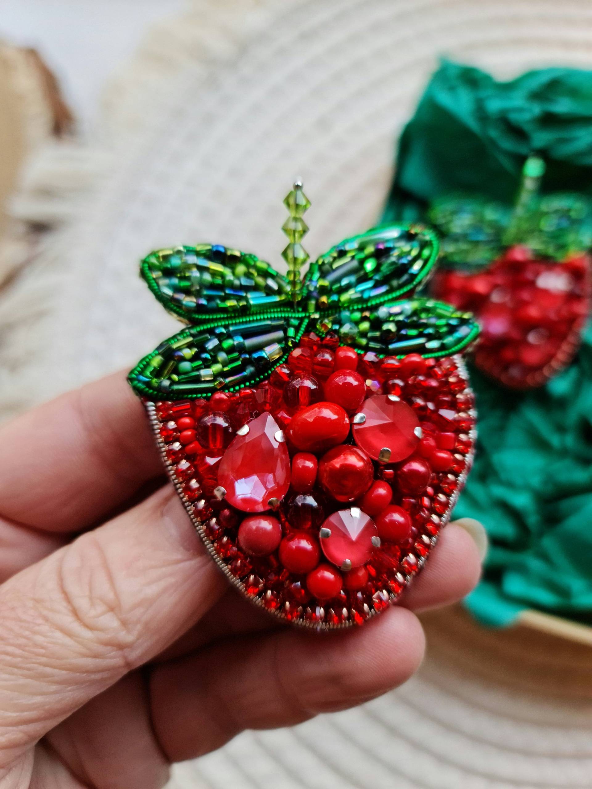 Erdbeer Perlen Brosche - Beeren Süßes Geschenk Für Sie von RdjewelryDesigns