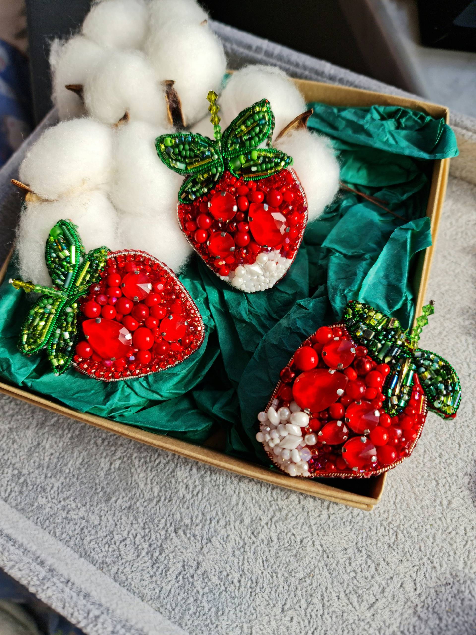 Erdbeere Perlen Brosche, Sommer Obst Pin von RdjewelryDesigns
