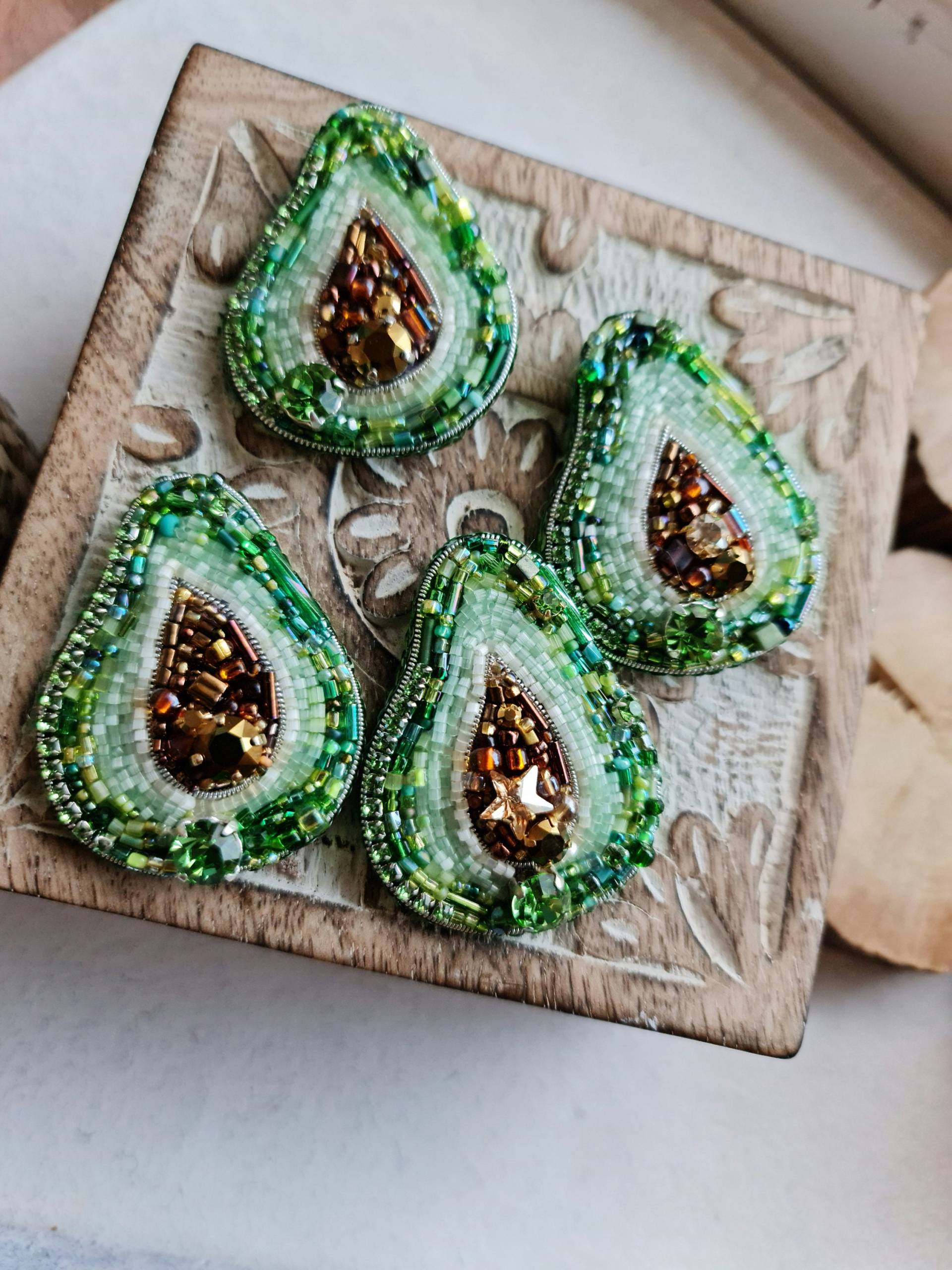 Exquisite Avocado Perlen Brosche Frucht Embroidery Schmuck - Süßes Geschenk Für Sie Verschönert Mit Kristallen Und Verschiedenen von RdjewelryDesigns