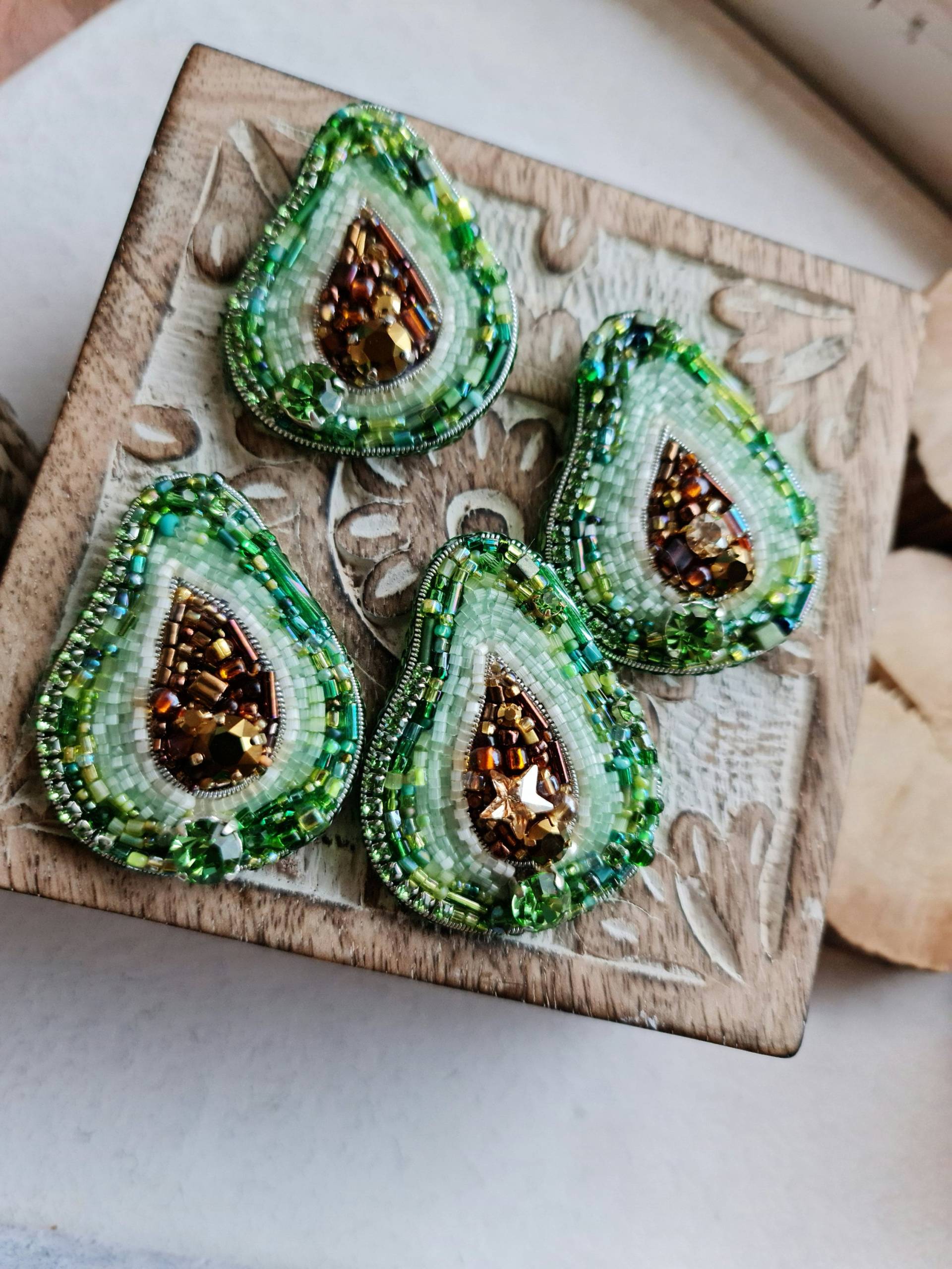Exquisite Avocado Perlen Brosche Frucht Embroidery Schmuck - Süßes Geschenk Für Sie Verschönert Mit Kristallen Und Verschiedenen Exquisite Avocado Perlen Brosche Frucht Embroidery Schmuck - Süßes Geschenk Für Sie Verschönert Mit Kristallen Und Verschiedenen von RdjewelryDesigns