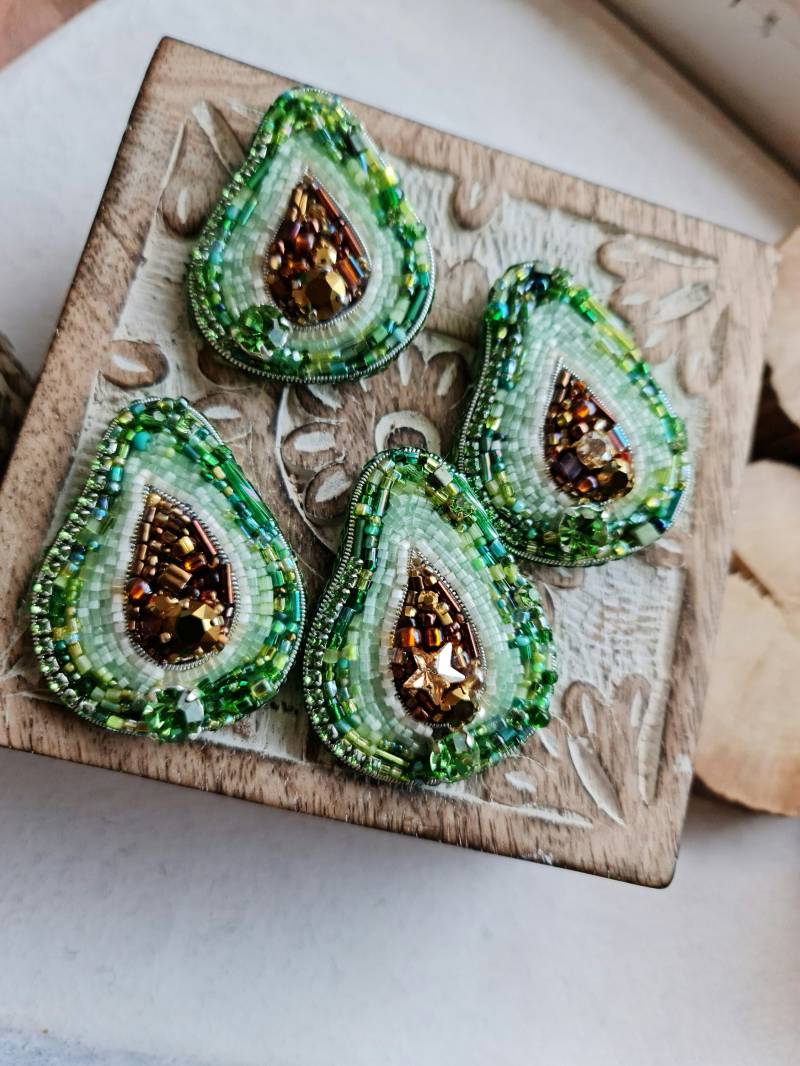 Exquisite Avocado Perlen Brosche Frucht Embroidery Schmuck - Süßes Geschenk Für Sie Verschönert Mit Kristallen Und Verschiedenen Exquisite Avocado Perlen Brosche Frucht Embroidery Schmuck - Süßes Geschenk Für Sie Verschönert Mit Kristallen Und Verschiedenen von RdjewelryDesigns