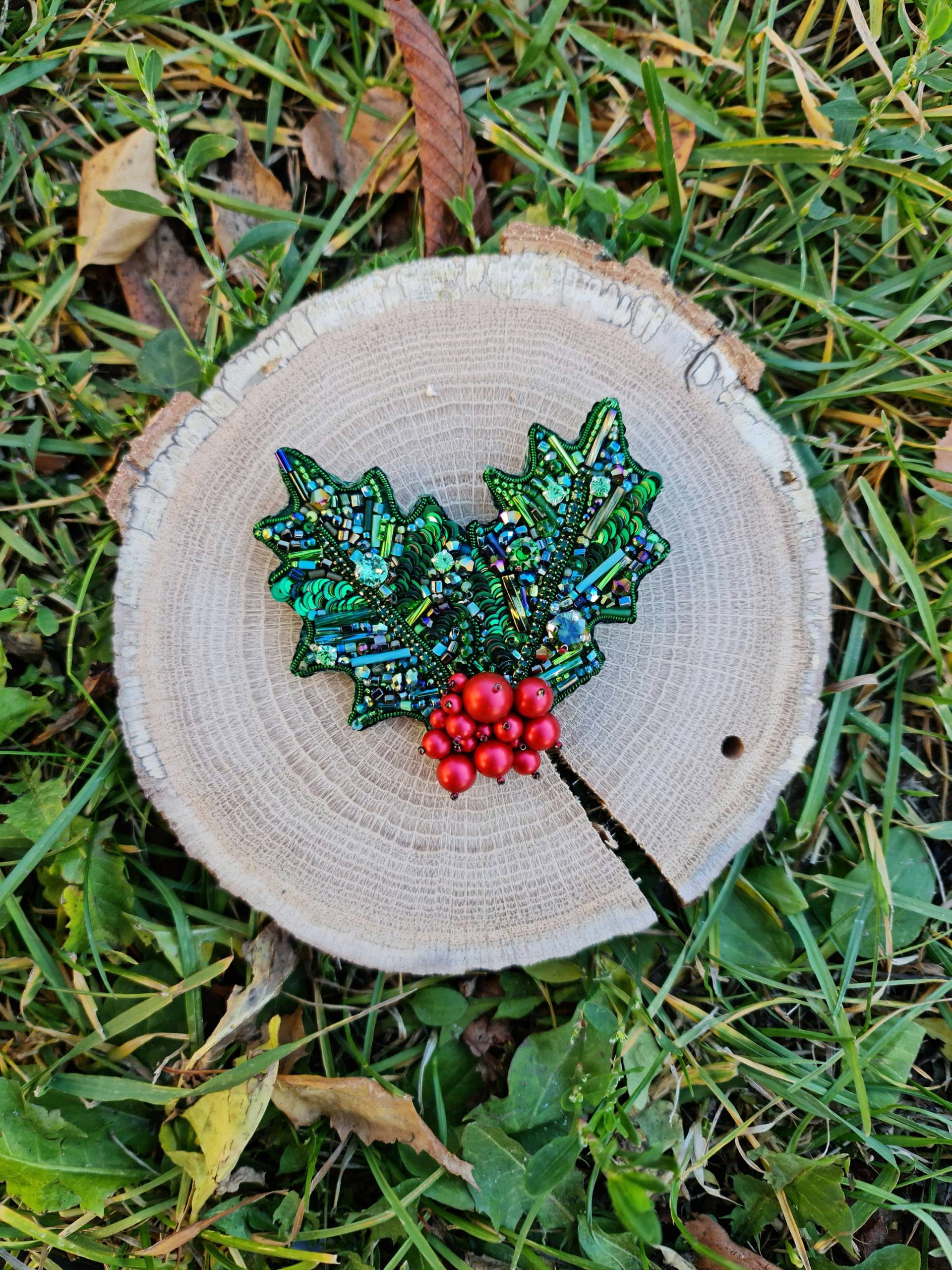 Festive Holly Delight Perlen Weihnachtsbrosche Für Frauen - Besticktes Urlaubsaccessoire Festive Holly Delight Perlen Weihnachtsbrosche Für Frauen - Besticktes Urlaubsaccessoire von RdjewelryDesigns