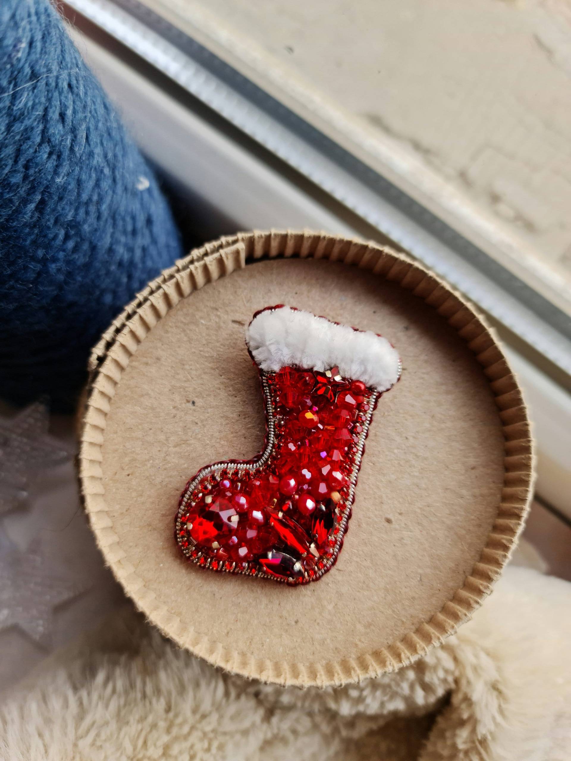 Festive Santa's Boot" Weihnachten Perlen Brosche - Bestickter Urlaub Ornament Schmuck von RdjewelryDesigns