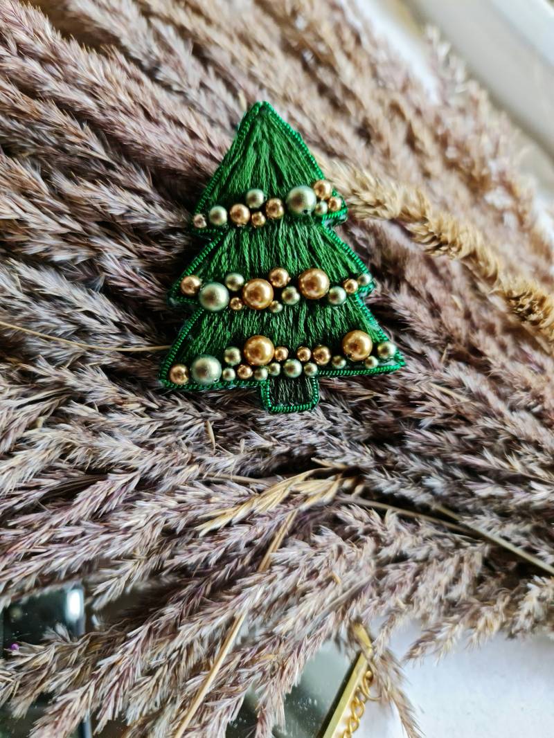 Festliche Evergreen Glitzer Brosche - Funkelnder Feiertags Baum Pin von RdjewelryDesigns