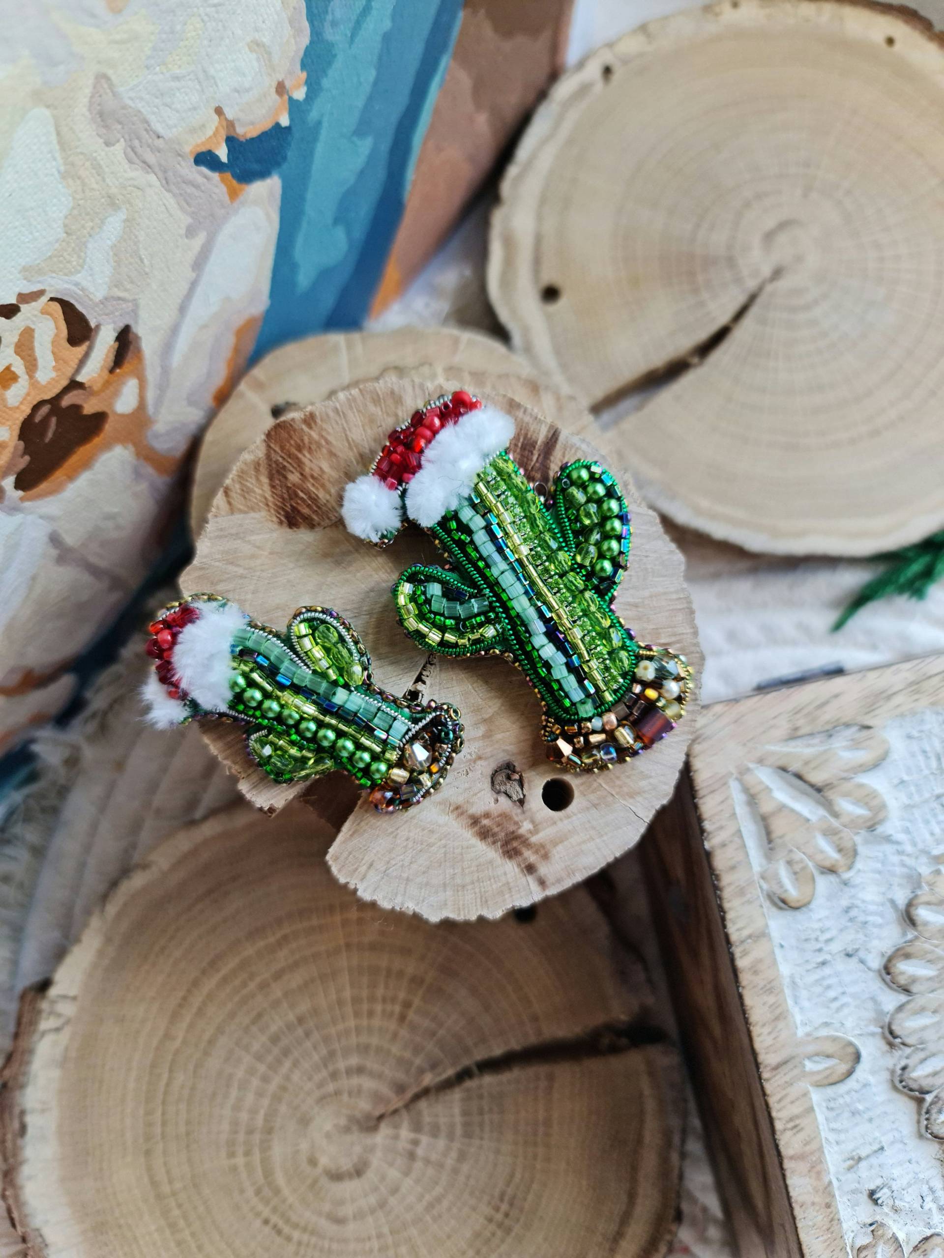 Funkelnde Weihnachtskaktus Brosche - Festliche Perlen Kaktus Pin von RdjewelryDesigns