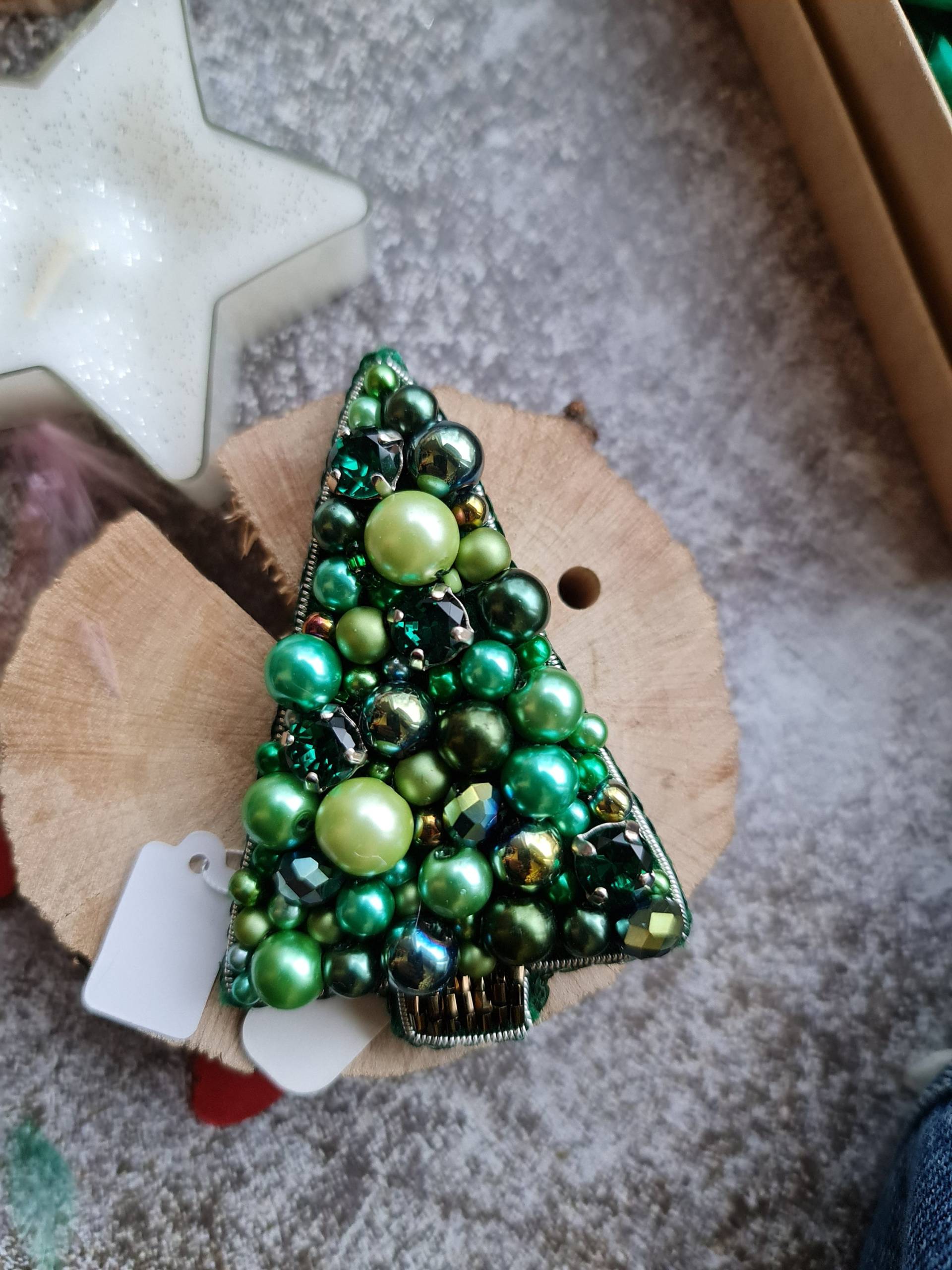 Funkelnde Weihnachtspracht Brosche - Handgefertigte Weihnachtsbaum Pin von RdjewelryDesigns