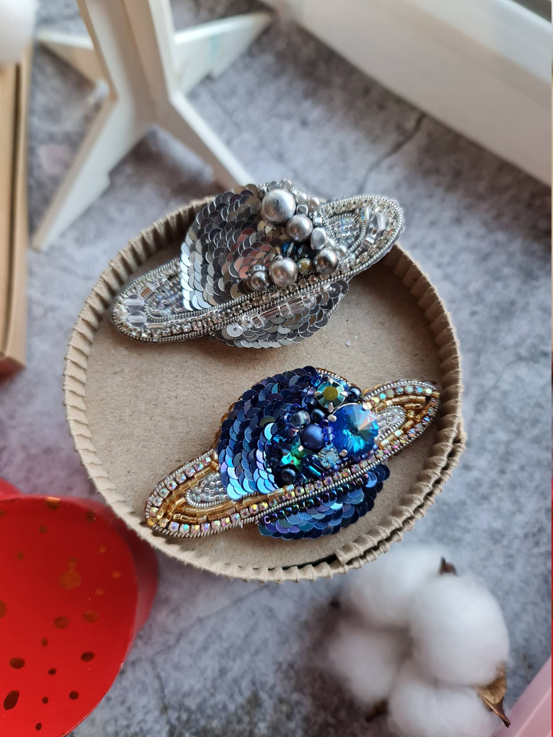 Geschenkset Mit Zwei Planeten Brosche, Planet Bead Pin, Saturn Bestickte Geschenk Für Weltraum-Liebhaber Geschenkset Mit Zwei Planeten Brosche, Planet Bead Pin, Saturn Bestickte Geschenk Für Weltraum-Liebhaber von RdjewelryDesigns