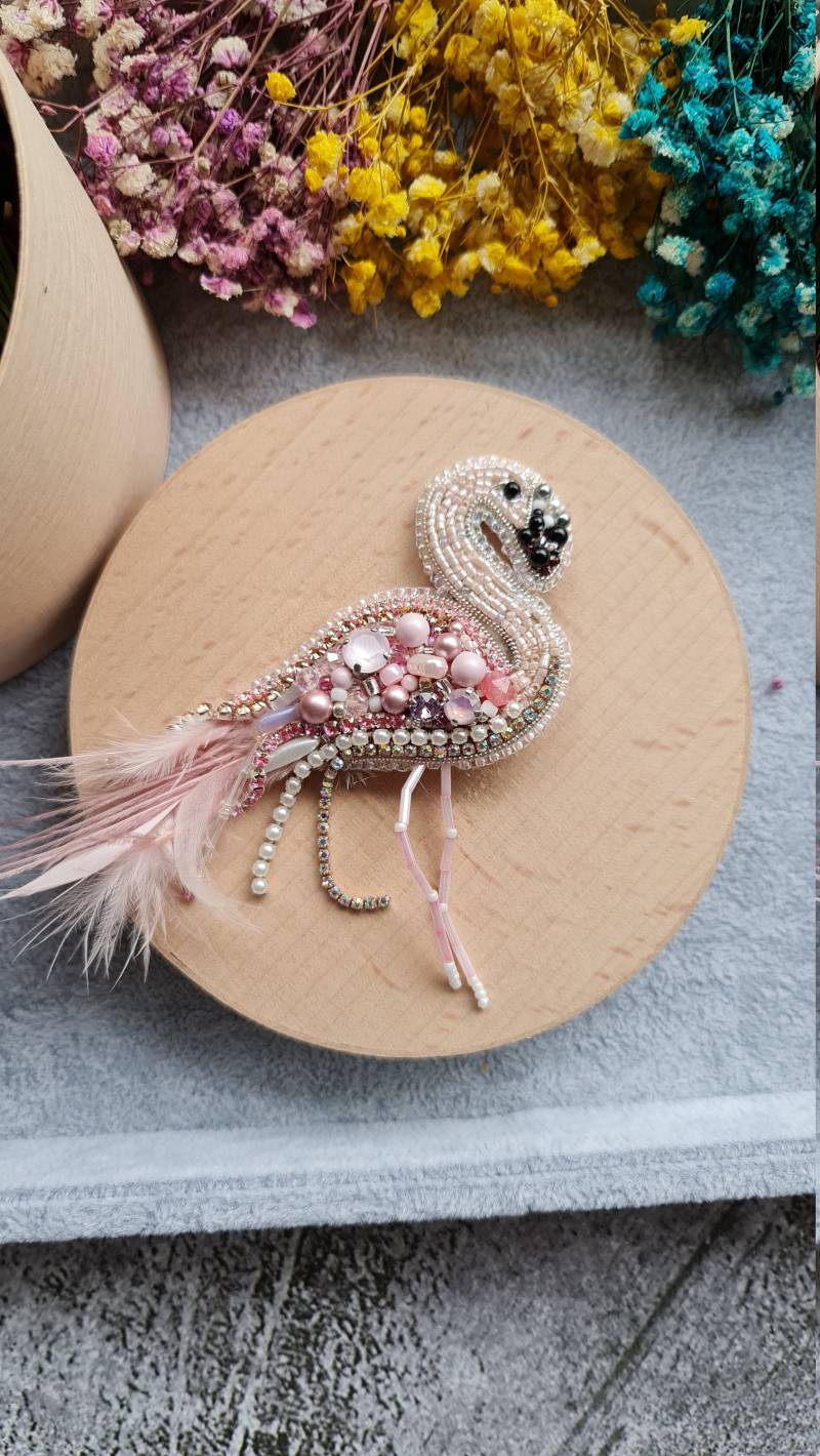 Gestickte Vogelfeder-Brosche, Flamingo-Kunst Gestickte Vogelfeder-Brosche, Flamingo-Kunst von RdjewelryDesigns