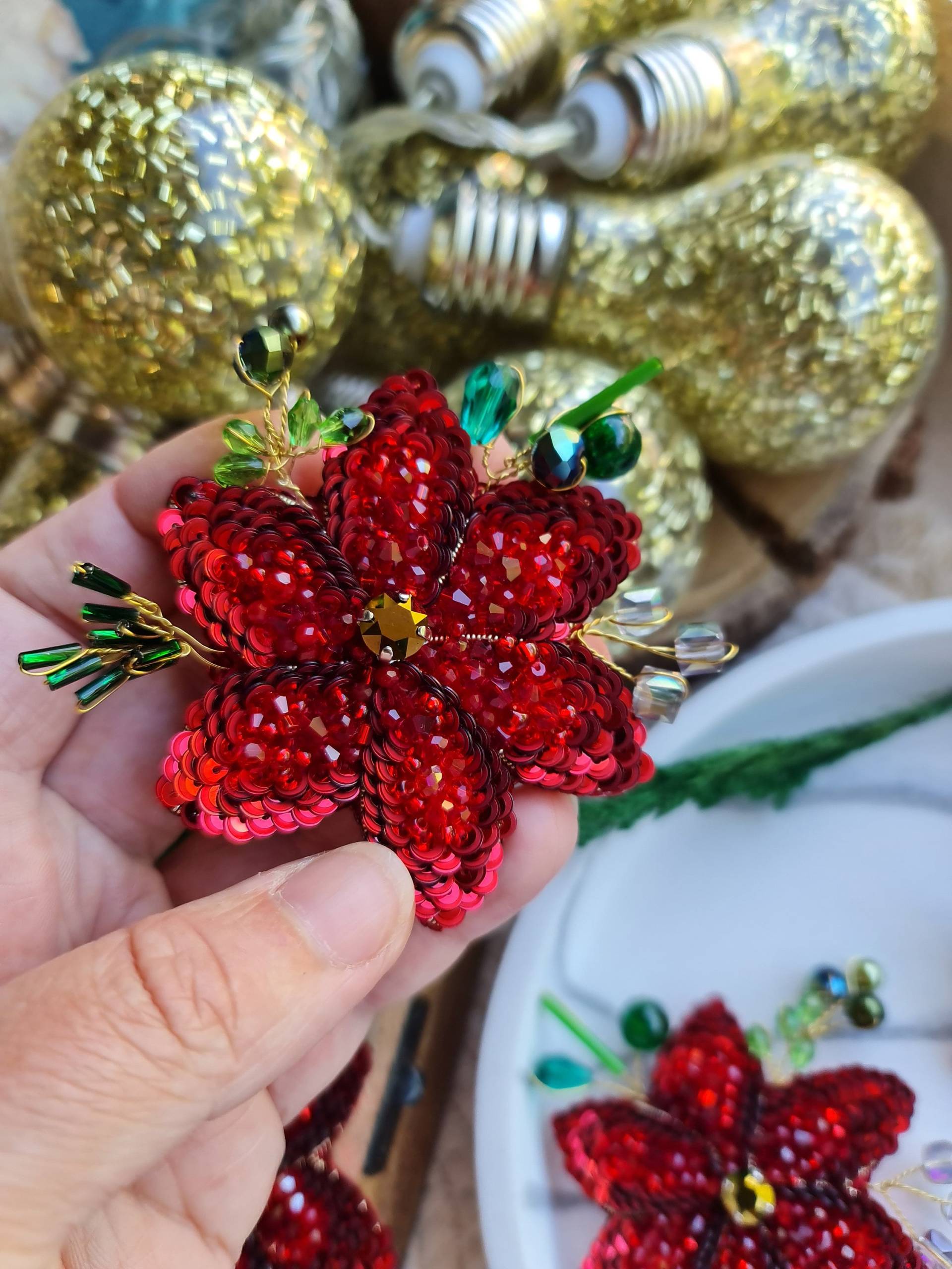 Glitzernde Weihnachtsstern Elegance Brosche | Festlicher Weihnachtsblumen Pin Roter Schmuck Holiday Bling von RdjewelryDesigns