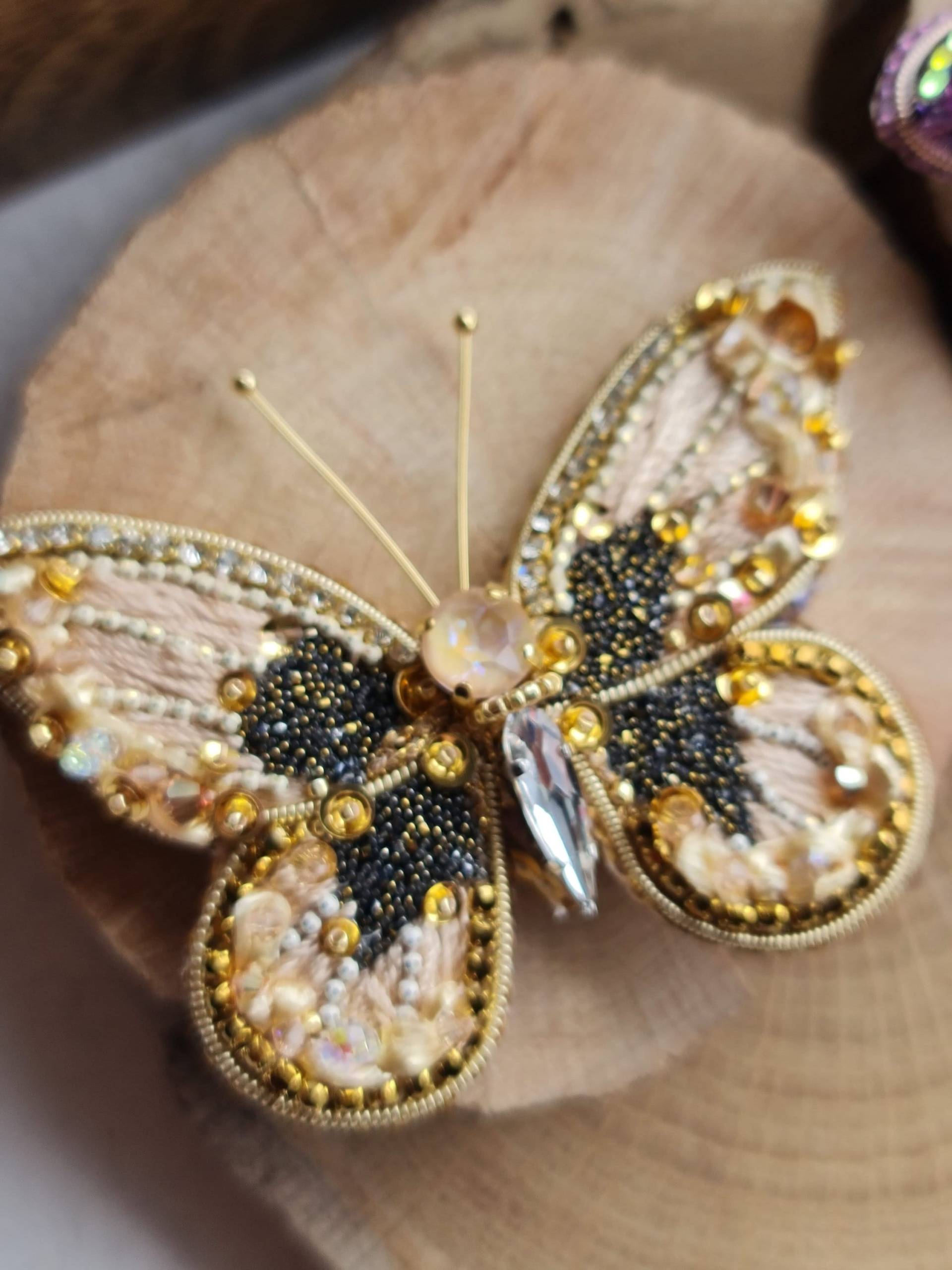 Gold Stickerei Schmetterling Brosche, Insekt Schal Brosche von RdjewelryDesigns