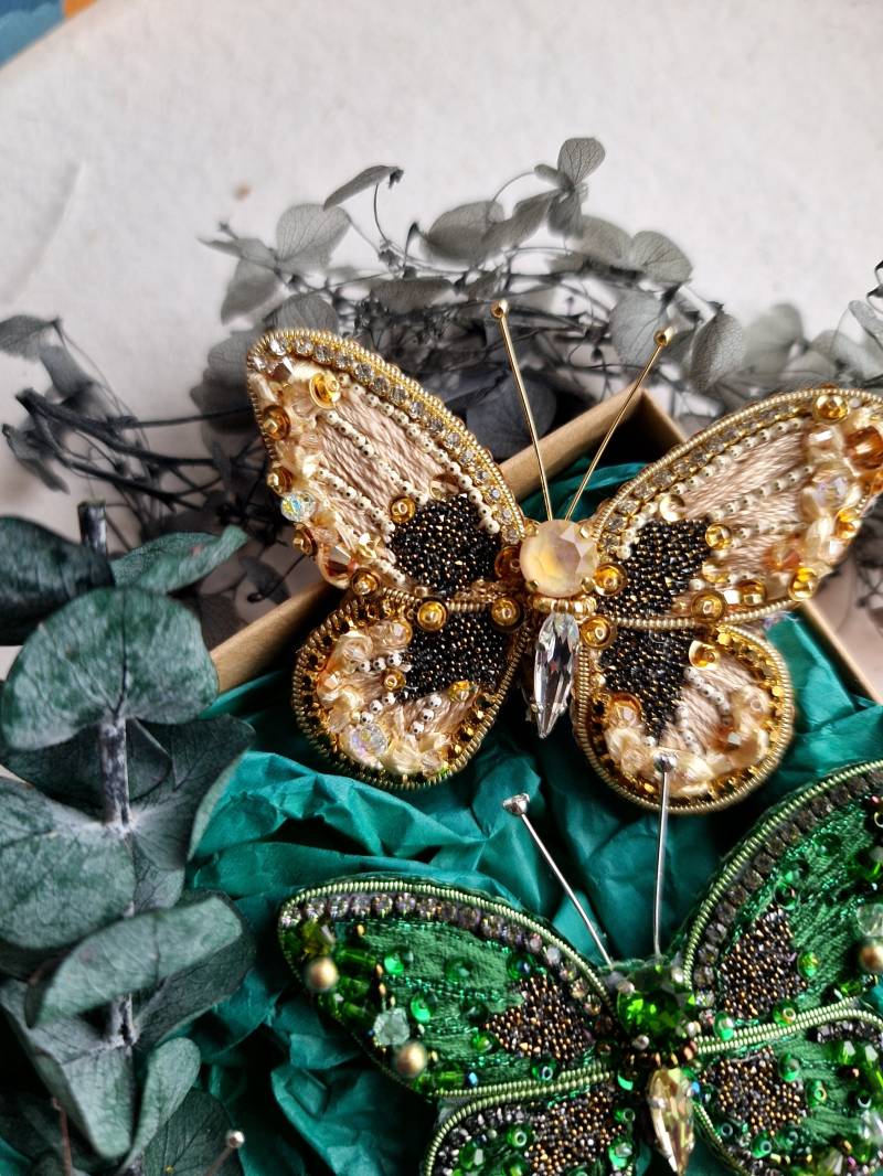 Goldene Beige Schmetterling Elegance Brosche | Funkelnde Insekt Schalnadel von RdjewelryDesigns