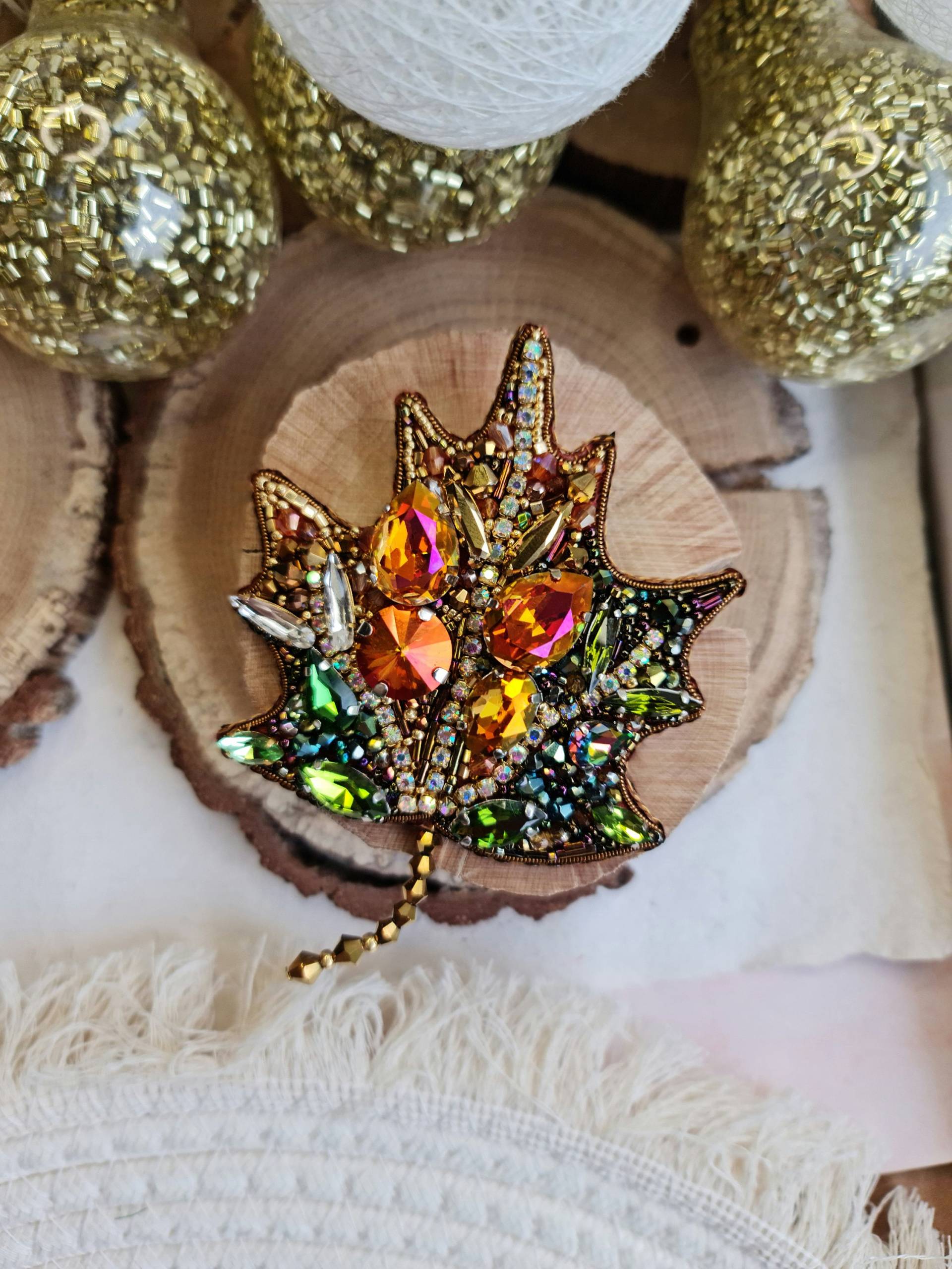 Goldene Eleganz Ahornblatt Brosche Für Frauen - Festliche Weihnachts Pin Goldene Eleganz Ahornblatt Brosche Für Frauen - Festliche Weihnachts Pin von RdjewelryDesigns