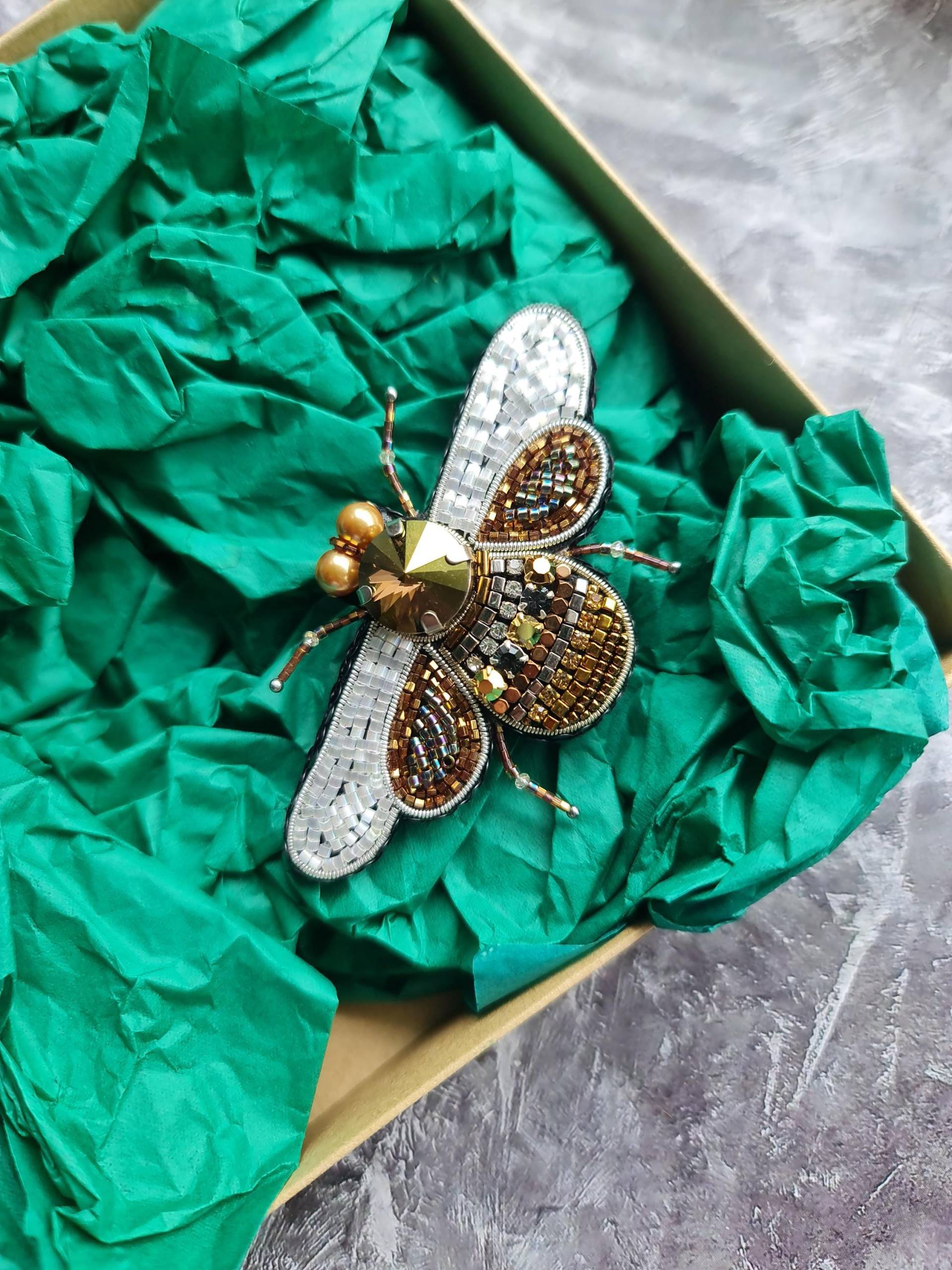 Goldene Fliegenbrosche - Handgestickte Insektenbrosche Mit Perlen Und Pailletten Geschenk Für Entomologie-Liebhaber Goldene Fliegenbrosche - Handgestickte Insektenbrosche Mit Perlen Und Pailletten Geschenk Für Entomologie-Liebhaber von RdjewelryDesigns
