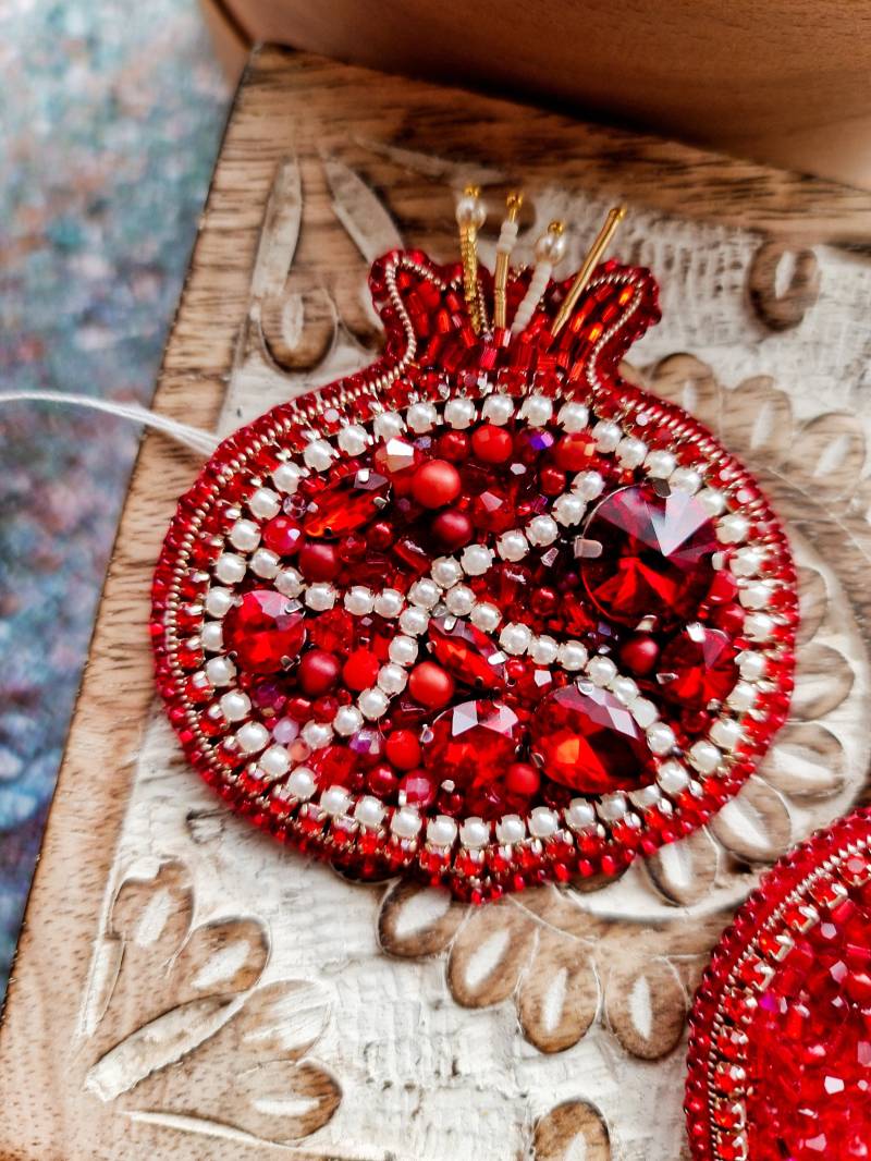 Granatapfel Perlen Brosche, Obst Stifte, Weihnachtsgeschenk Granatapfel Perlen Brosche, Obst Stifte, Weihnachtsgeschenk von RdjewelryDesigns
