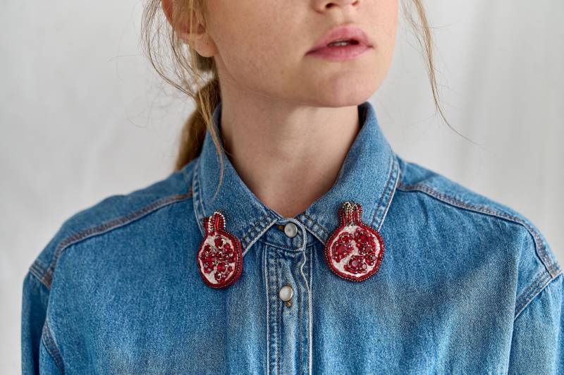 Granatapfel Perlen Brosche - Handgemachte Früchte Kragen Pins Roter Kristall Statement Schmuck Einzigartiges Gesticktes Mode Accessoire von RdjewelryDesigns