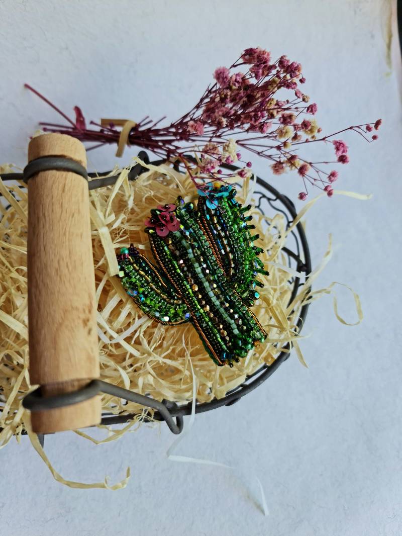 Grüne Pflanzen Perlen Brosche, Sommer Geschenk Für Freundin von RdjewelryDesigns