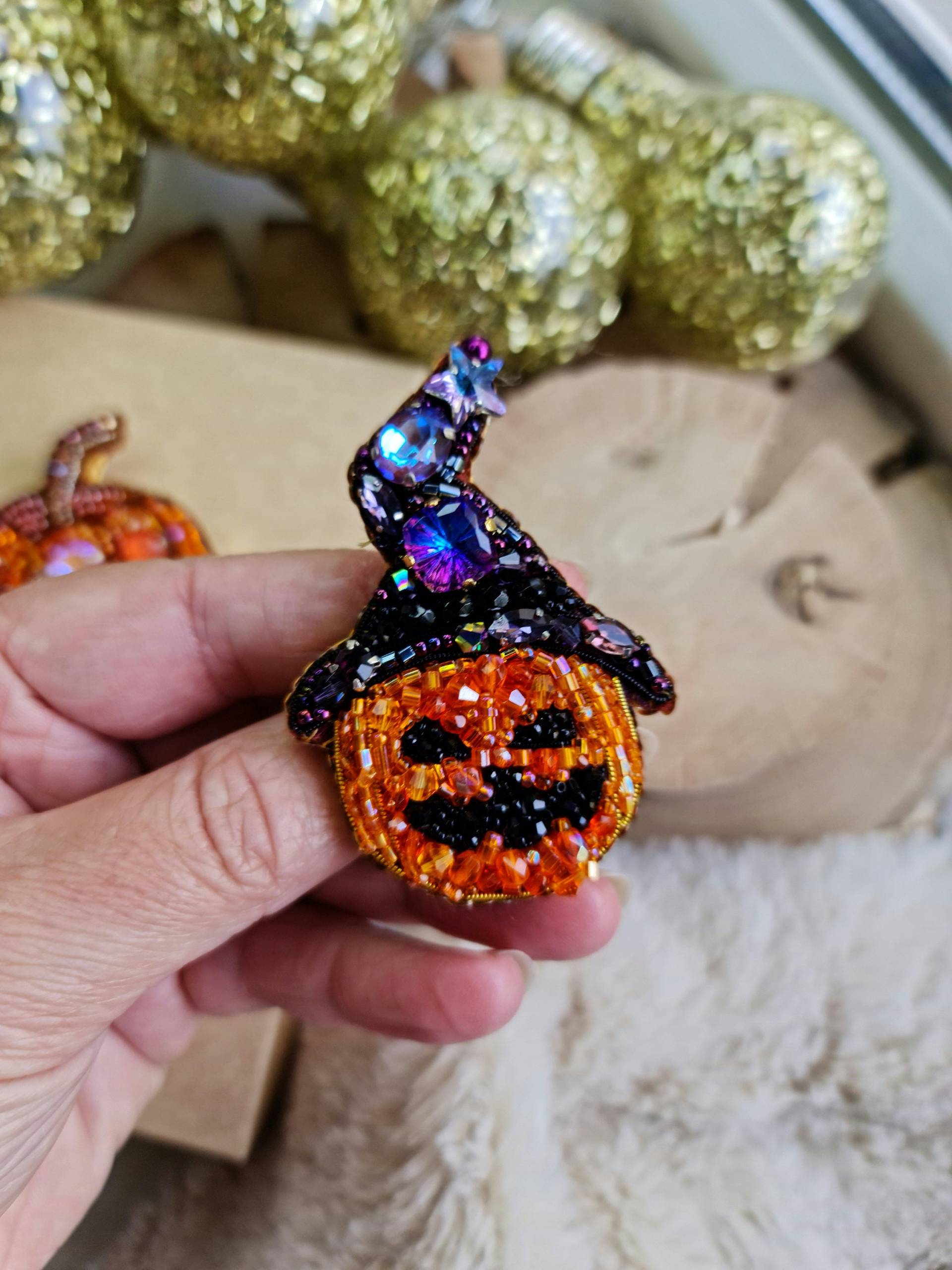 Halloween Kürbis Perlen Brosche, Lustiges Geschenk von RdjewelryDesigns