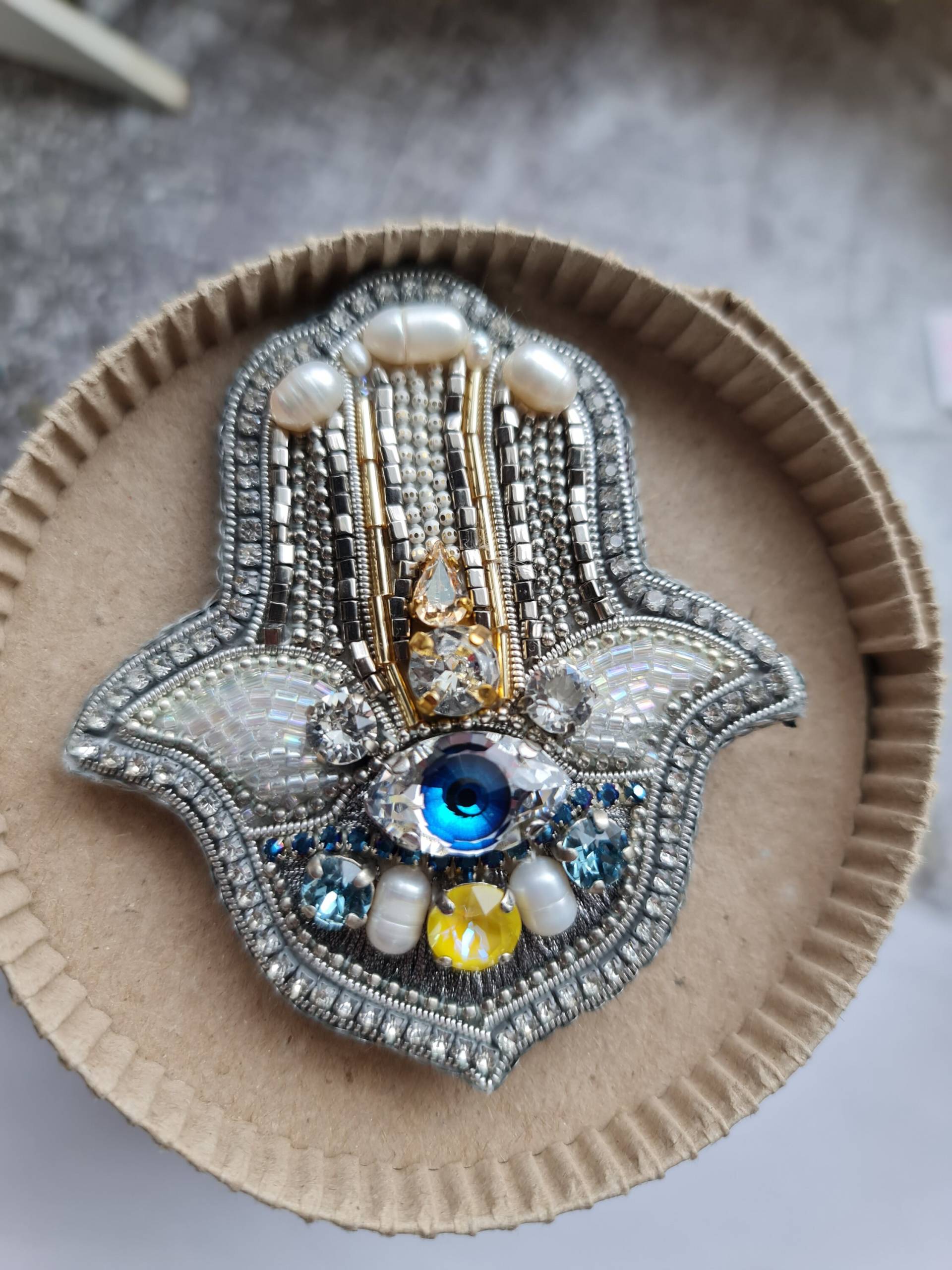 Hamsa Handbrosche, Glücksbrosche, Muttertagsgeschenk von RdjewelryDesigns