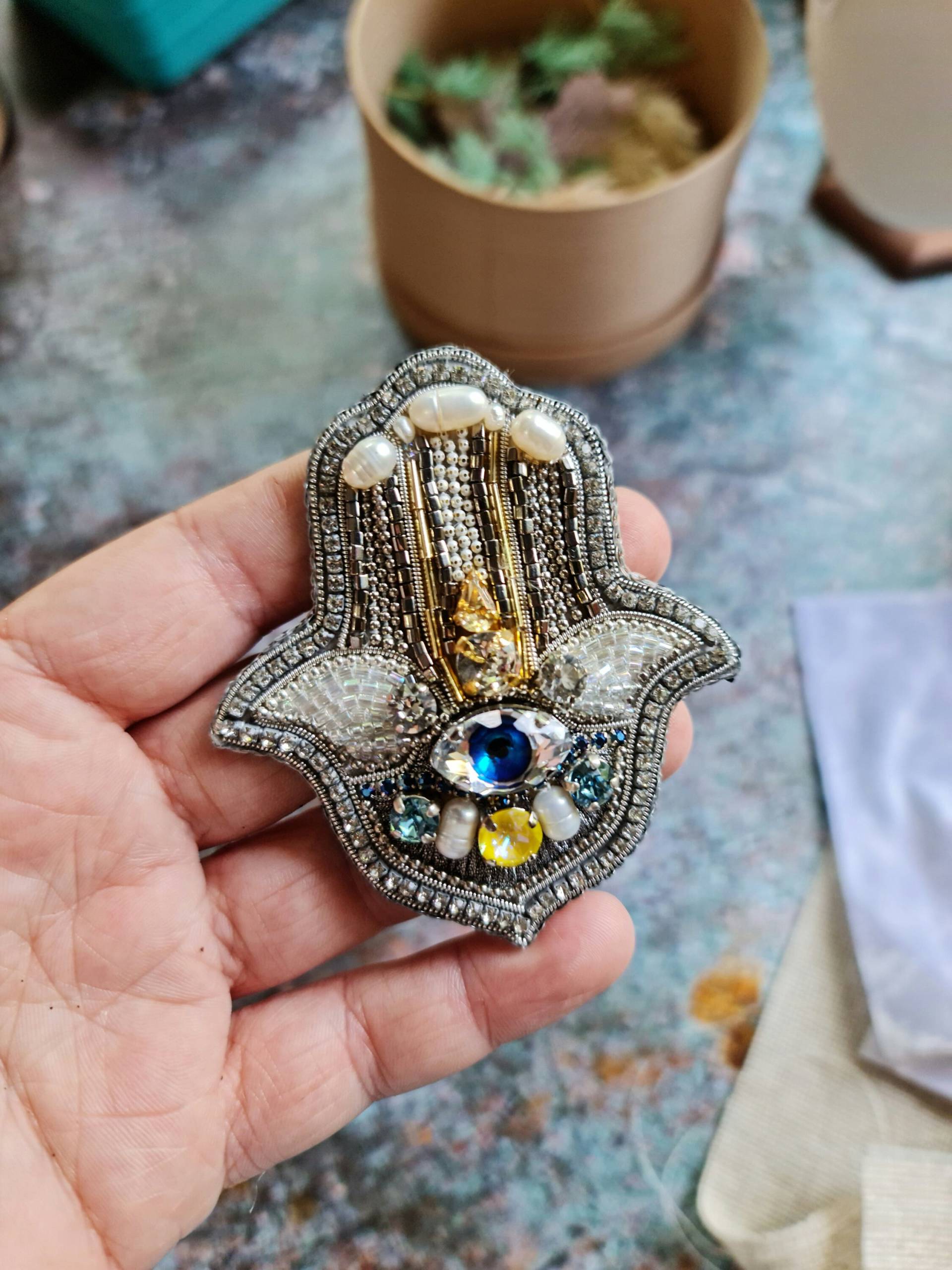 Hamsa Perlen Brosche, Amulett Aus Dem Bösen Auge, Bedeutungsvolles Geschenk Für Sie von RdjewelryDesigns