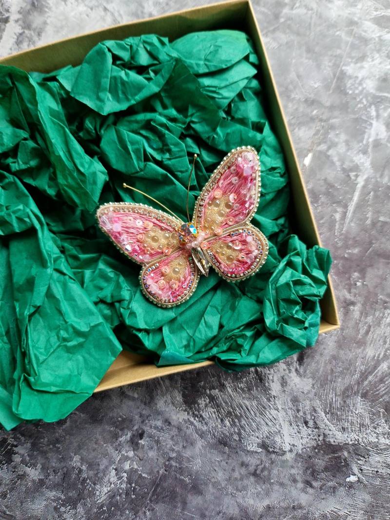 Handgestickte Schmetterling Brosche Pink & Gold Perlen Insekt Anstecknadel Handgestickte Schmetterling Brosche Pink & Gold Perlen Insekt Anstecknadel von RdjewelryDesigns