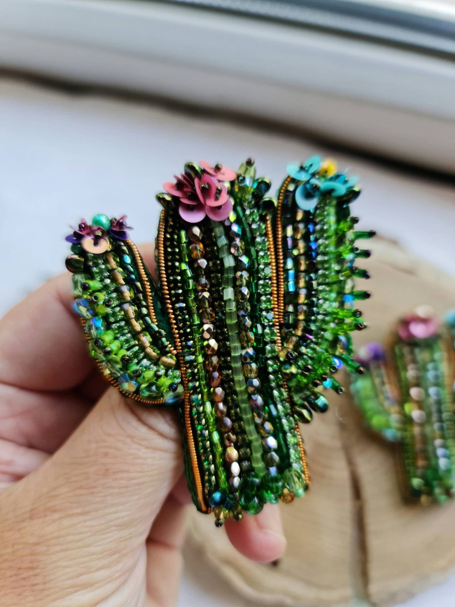 Kaktus Pin Perlenkunst, Grüne Pflanzenstickerei Sommerschmuck von RdjewelryDesigns