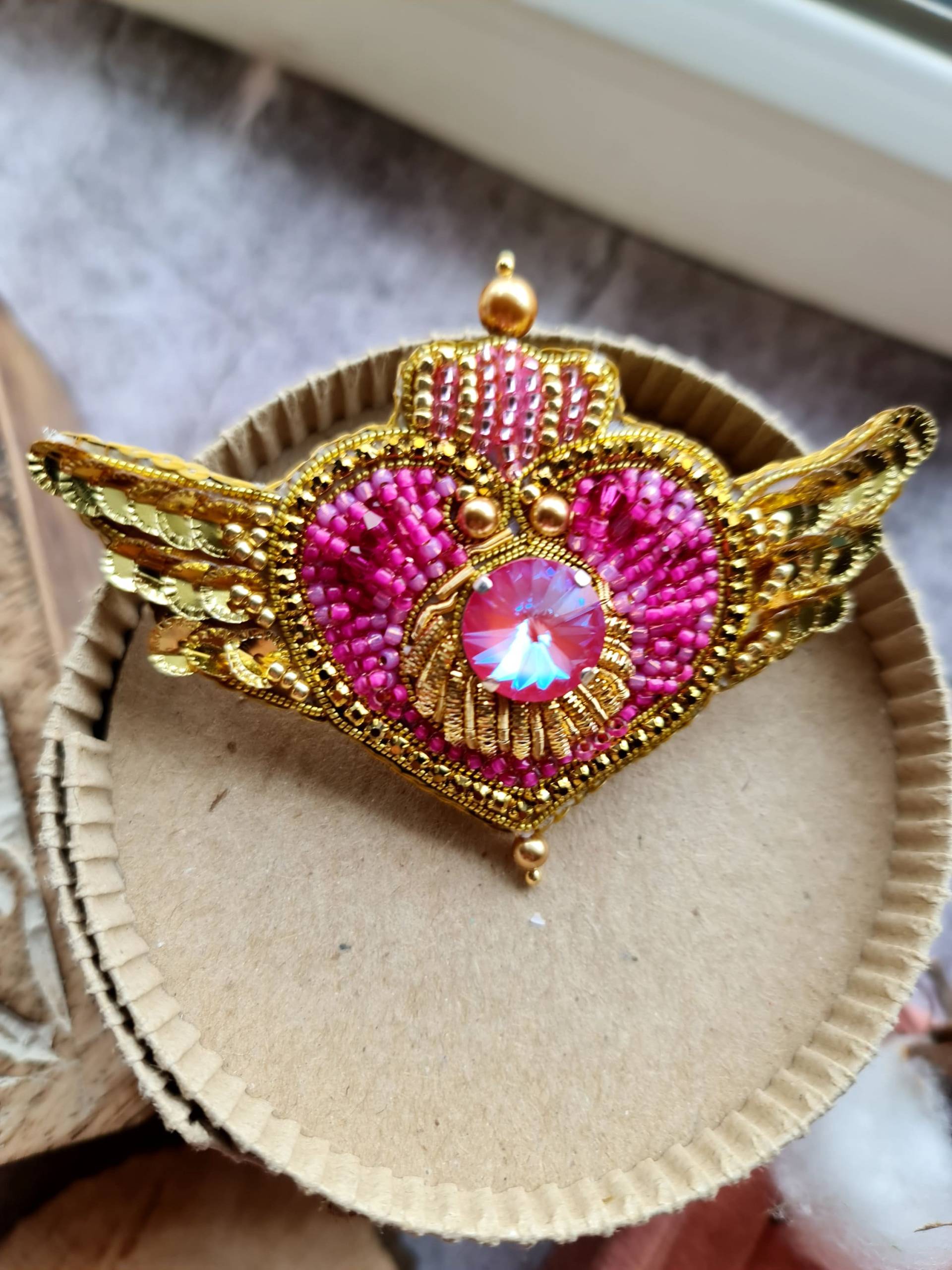 Kawaii Mond Brosche, Crisis Moon Compact, Cosmic Heart Compact, Niedliche Perlennadel, Mondprisma, Pretty Guardian, Handbestickte Brosche Kawaii Mond Brosche, Crisis Moon Compact, Cosmic Heart Compact, Niedliche Perlennadel, Mondprisma, Pretty Guardian, Handbestickte Brosche von RdjewelryDesigns