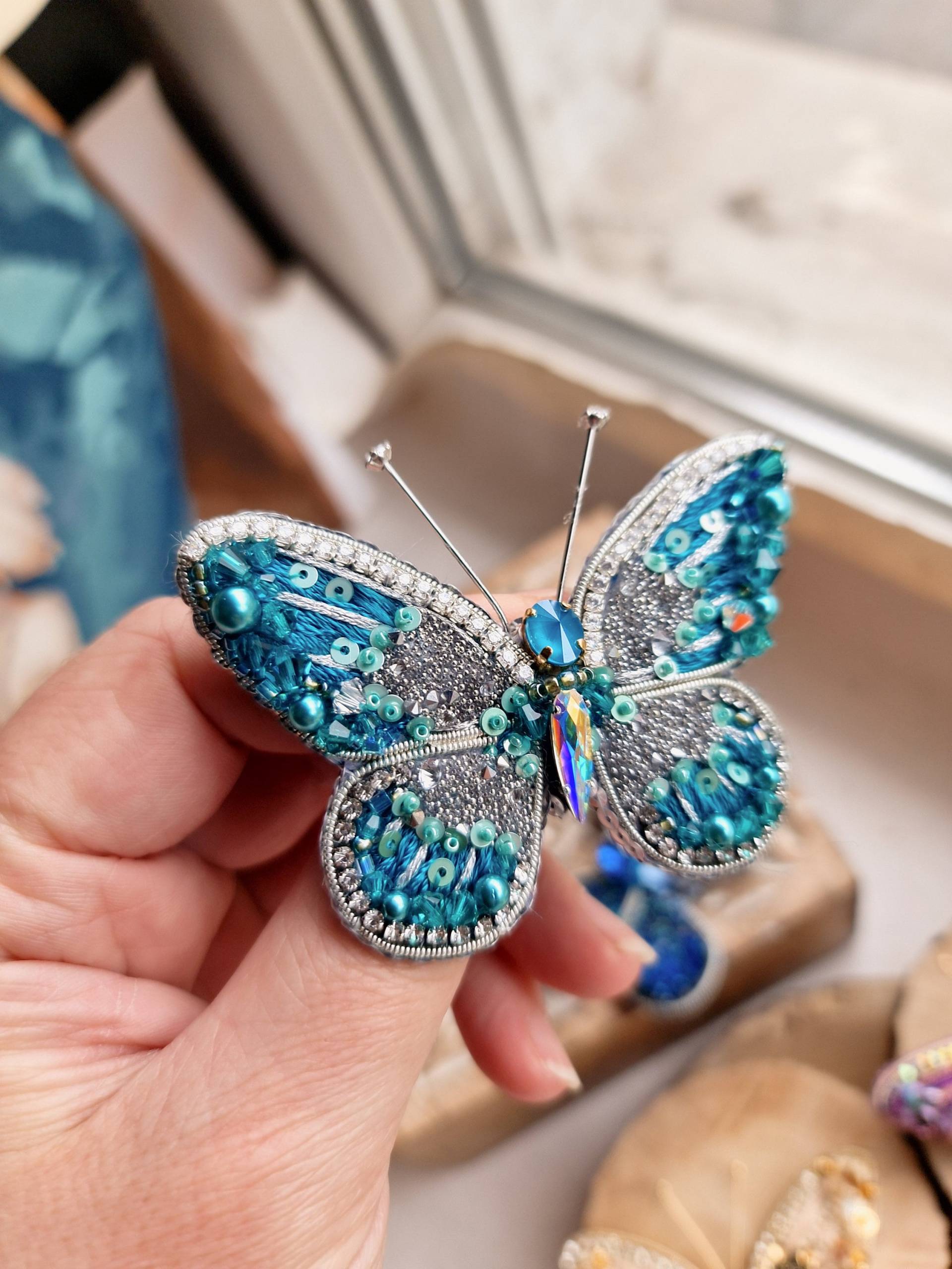 Kawaii Schmetterling Pin, Niedliche Insekten Schal Brosche Als Gärtner Oder Natur Liebhaber Geschenkidee von RdjewelryDesigns