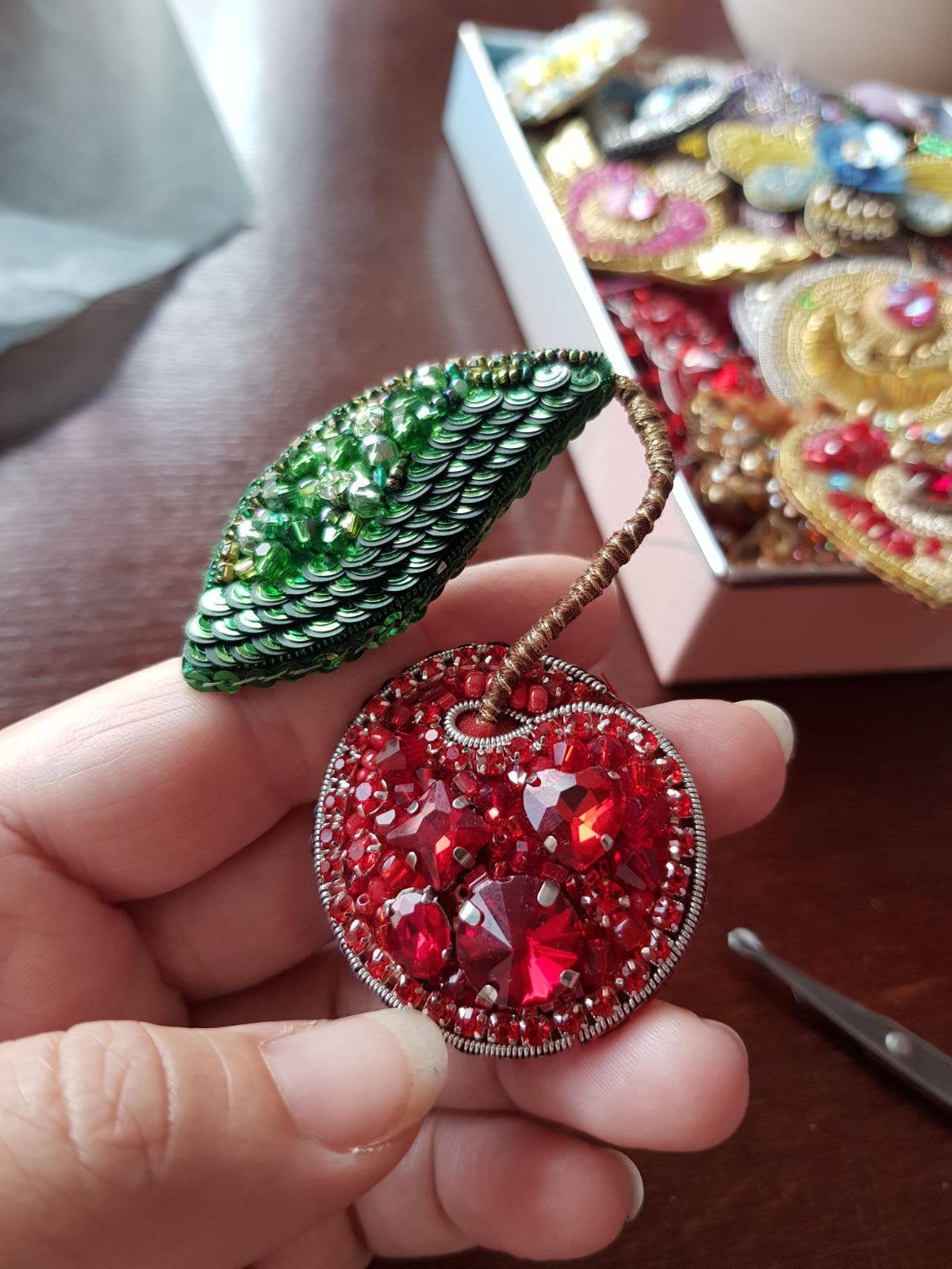 Kirsch Perlen Brosche, Strass Sommer Obst Pin Kirsch Perlen Brosche, Strass Sommer Obst Pin von RdjewelryDesigns