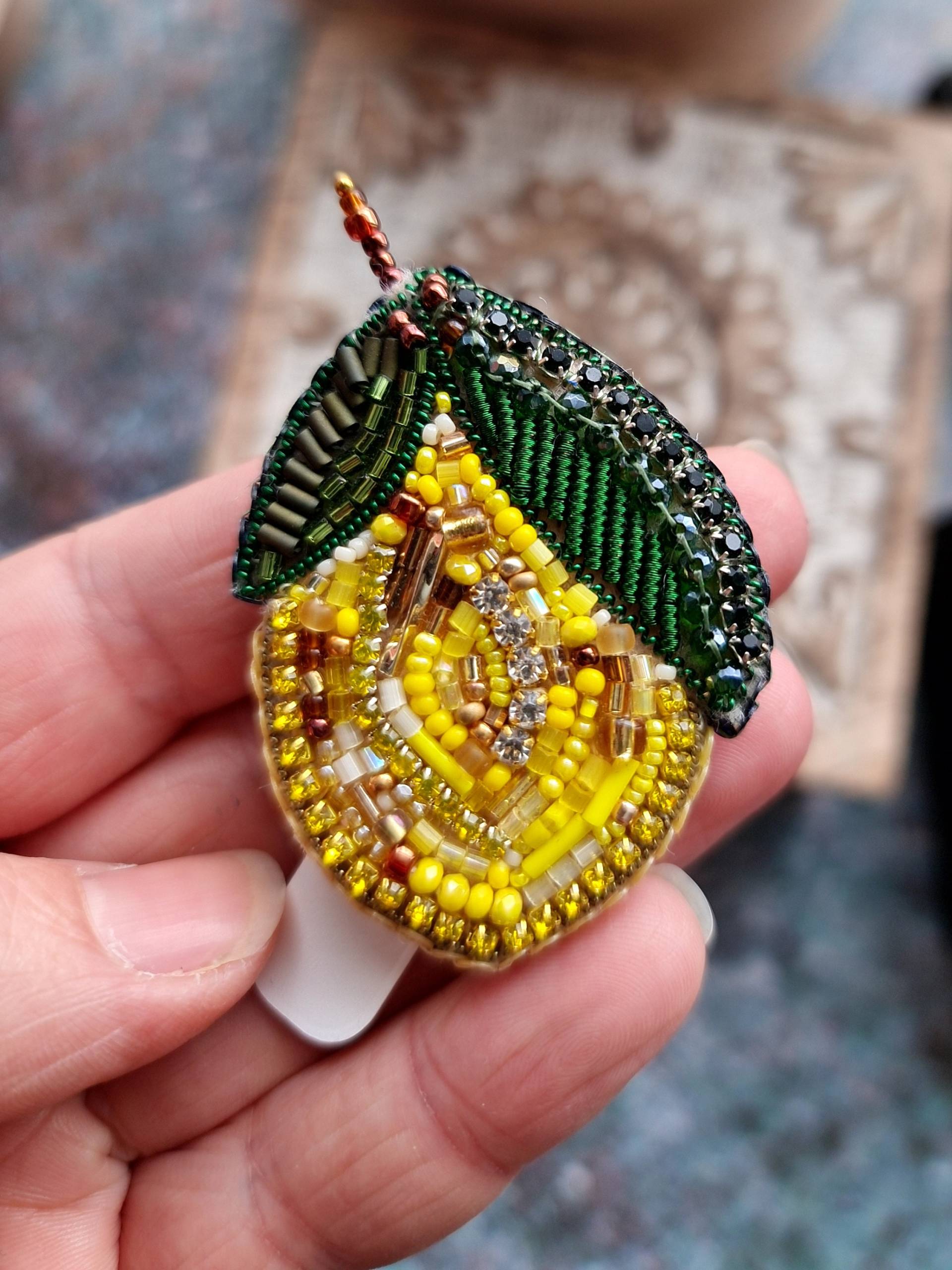 Kleine Zitrone Brosche, Pin, Valentinstag Geschenk Kleine Zitrone Brosche, Pin, Valentinstag Geschenk von RdjewelryDesigns