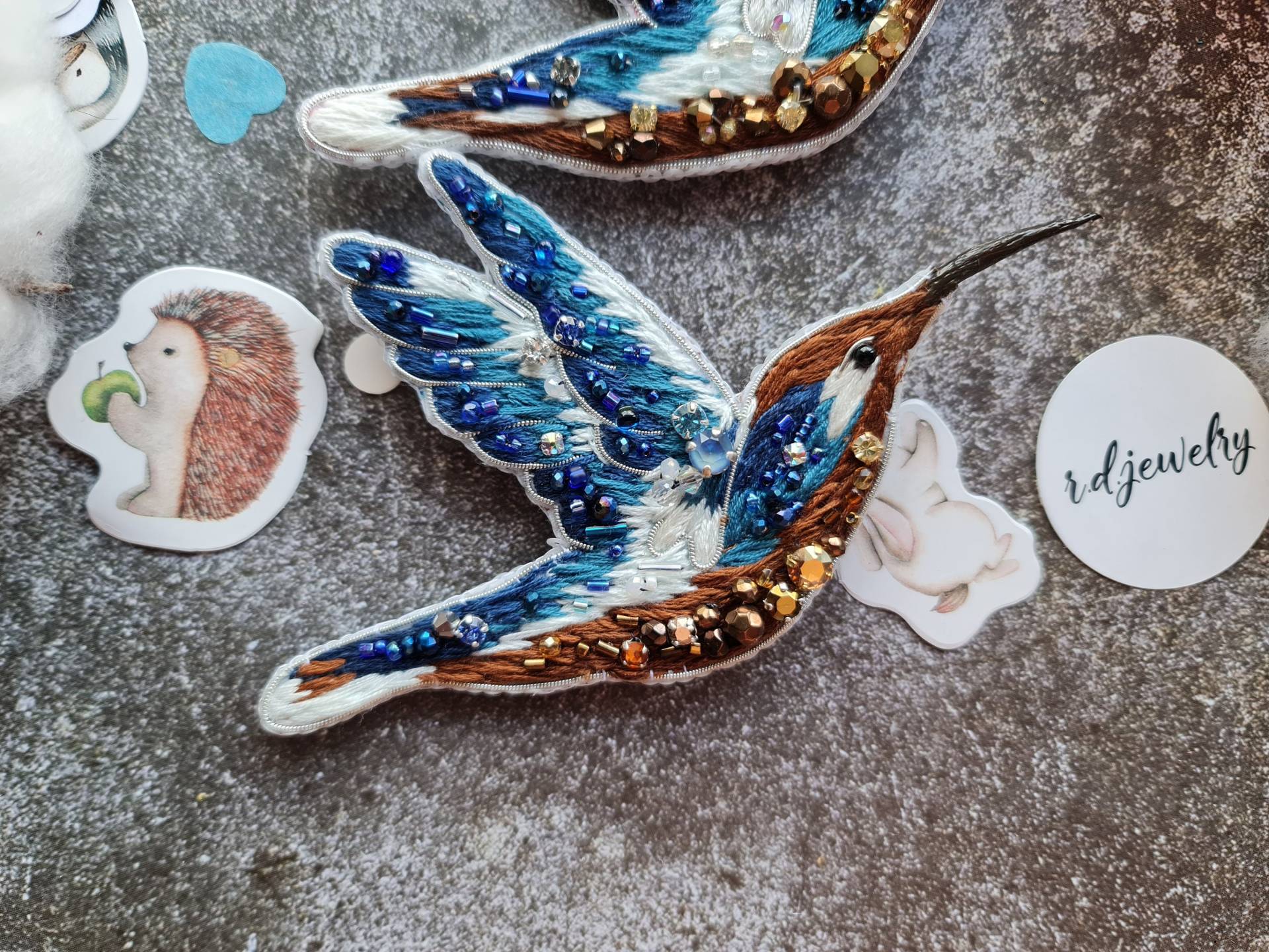 Kolibri Geschenke Pin, Vogel Stickbrosche von RdjewelryDesigns