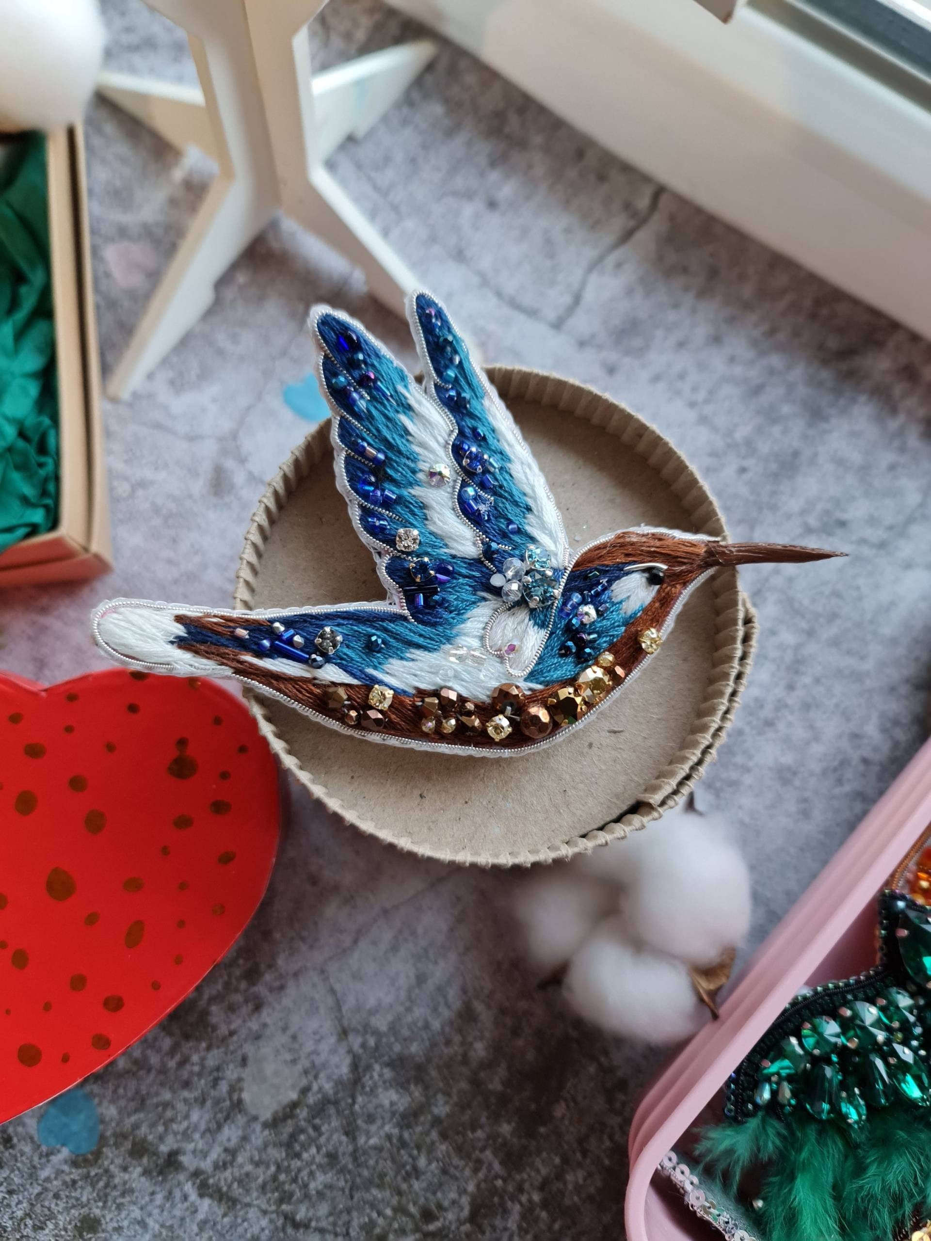 Kolibri Perlen Brosche, Vogel Natur Schmuck von RdjewelryDesigns