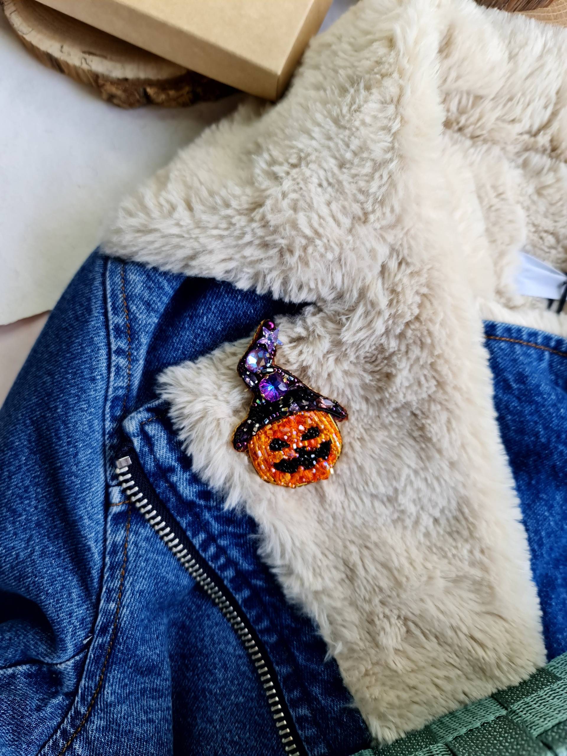 Kürbis Patch Delight Bestickte Brosche | Halloween Schmuck, Wunderliche Anstecknadel von RdjewelryDesigns