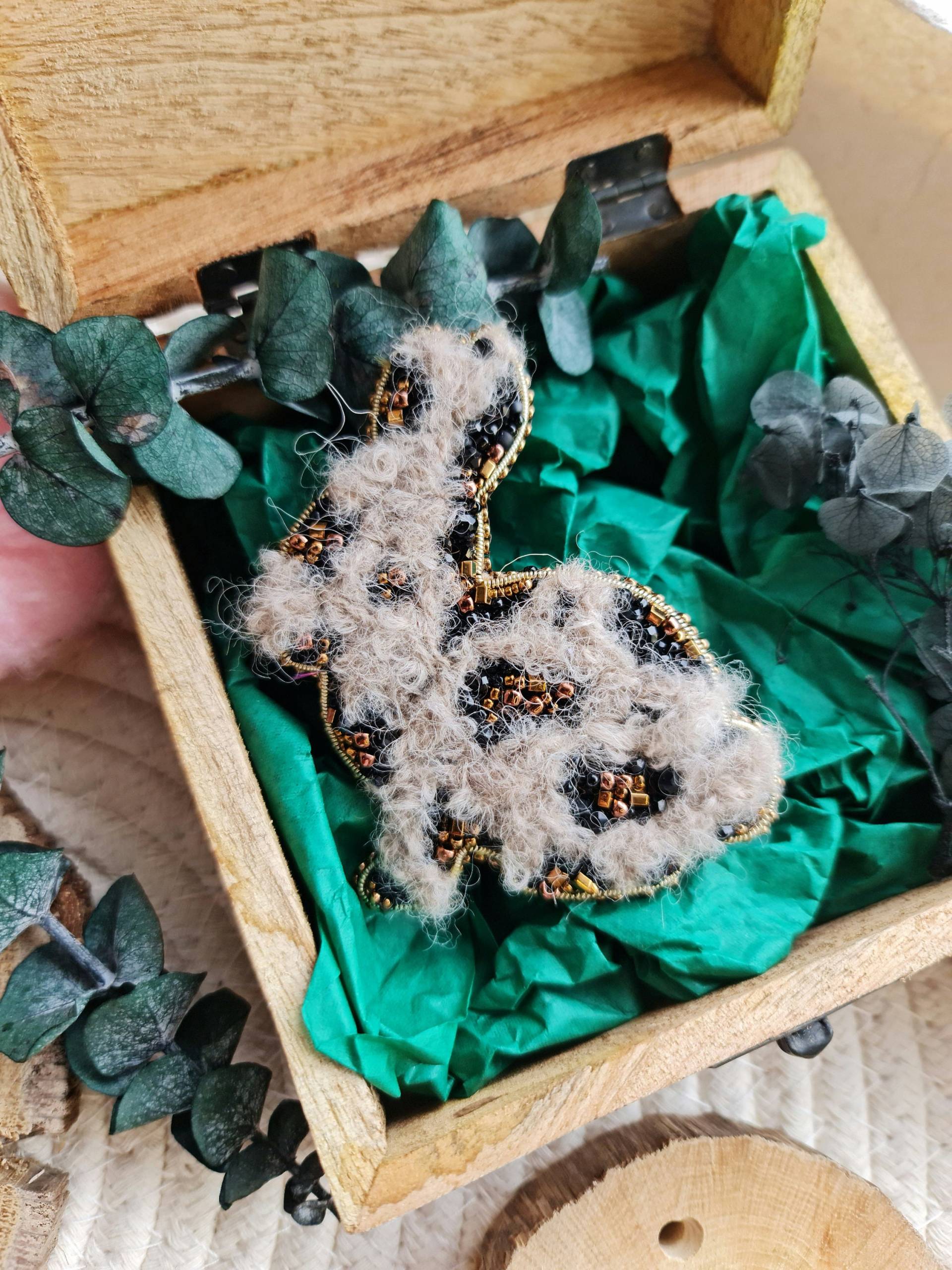 Leopard Print Bunny Brosche, Perlenschmuck, Weihnachtsgeschenke Leopard Print Bunny Brosche, Perlenschmuck, Weihnachtsgeschenke von RdjewelryDesigns