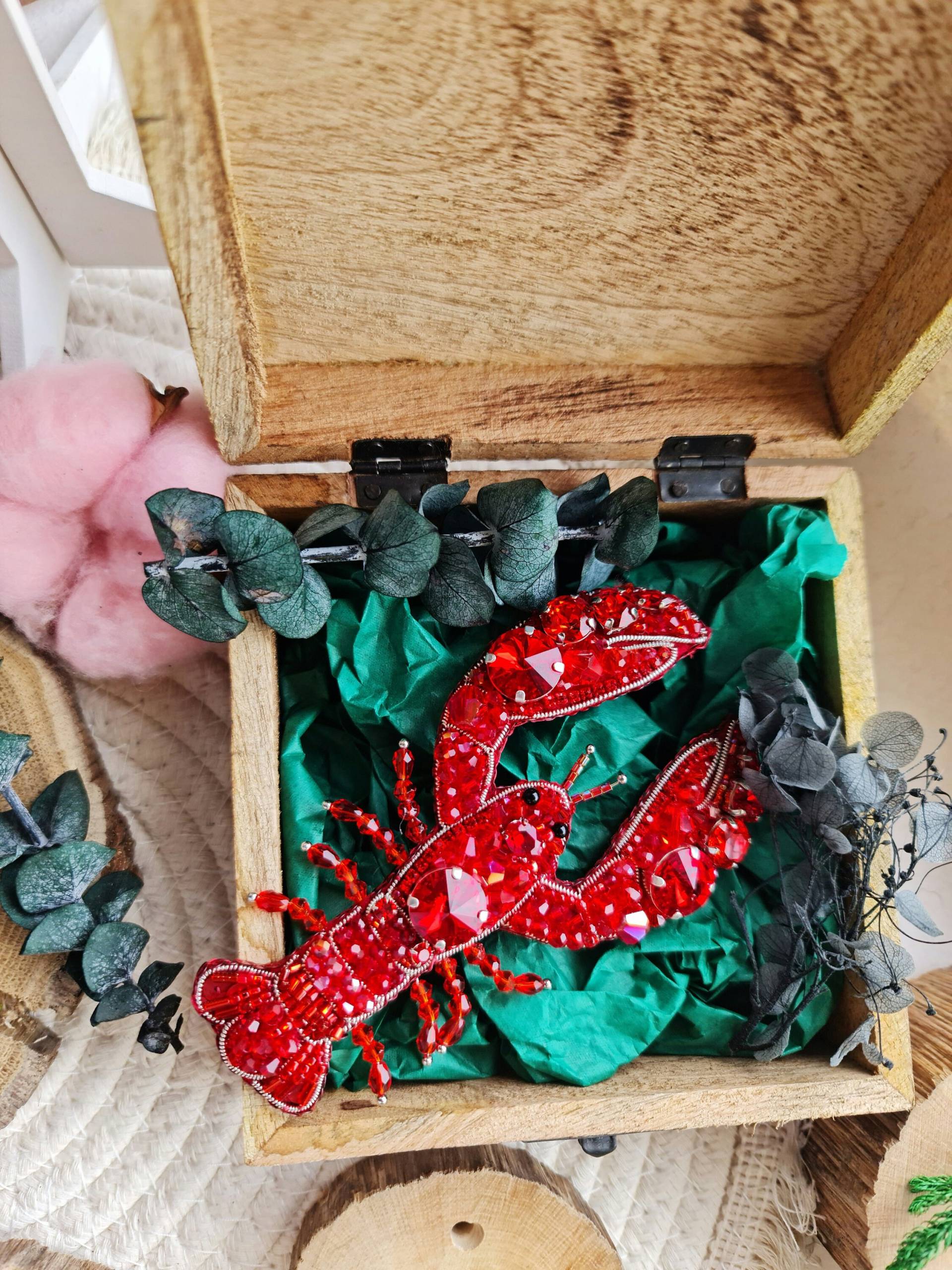 Lobster's Treasure Brosche - Schmuck Für Alle Die Das Meer Lieben Lobster's Treasure Brosche - Schmuck Für Alle Die Das Meer Lieben von RdjewelryDesigns