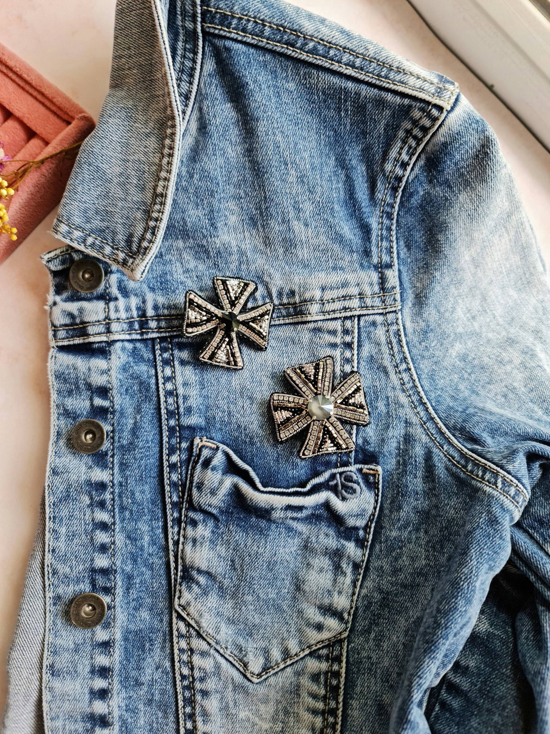 Malteser Kreuz Brosche, Gestickte Brosche Kunst, Zarte Handgemachte Stickerei von RdjewelryDesigns