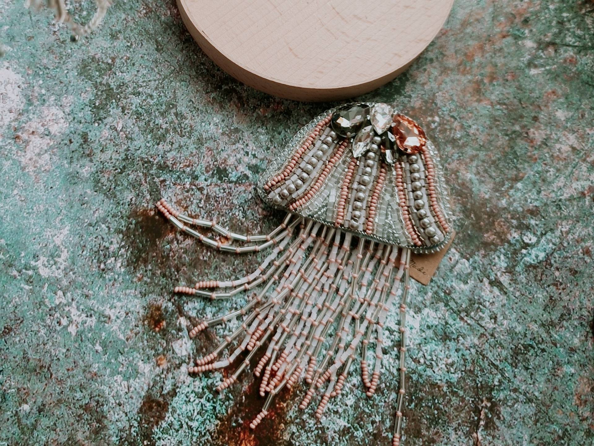 Meer Broschen Quallen Handgemachte Perlen Brosche Meer Broschen Quallen Handgemachte Perlen Brosche von RdjewelryDesigns