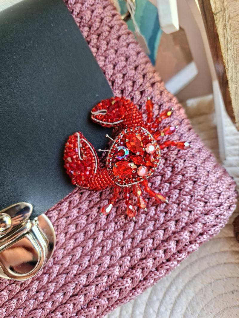 Meeres Serenade Handgefertigte Krabben Brosche - Sternzeichen Schätze Meeres Serenade Handgefertigte Krabben Brosche - Sternzeichen Schätze von RdjewelryDesigns
