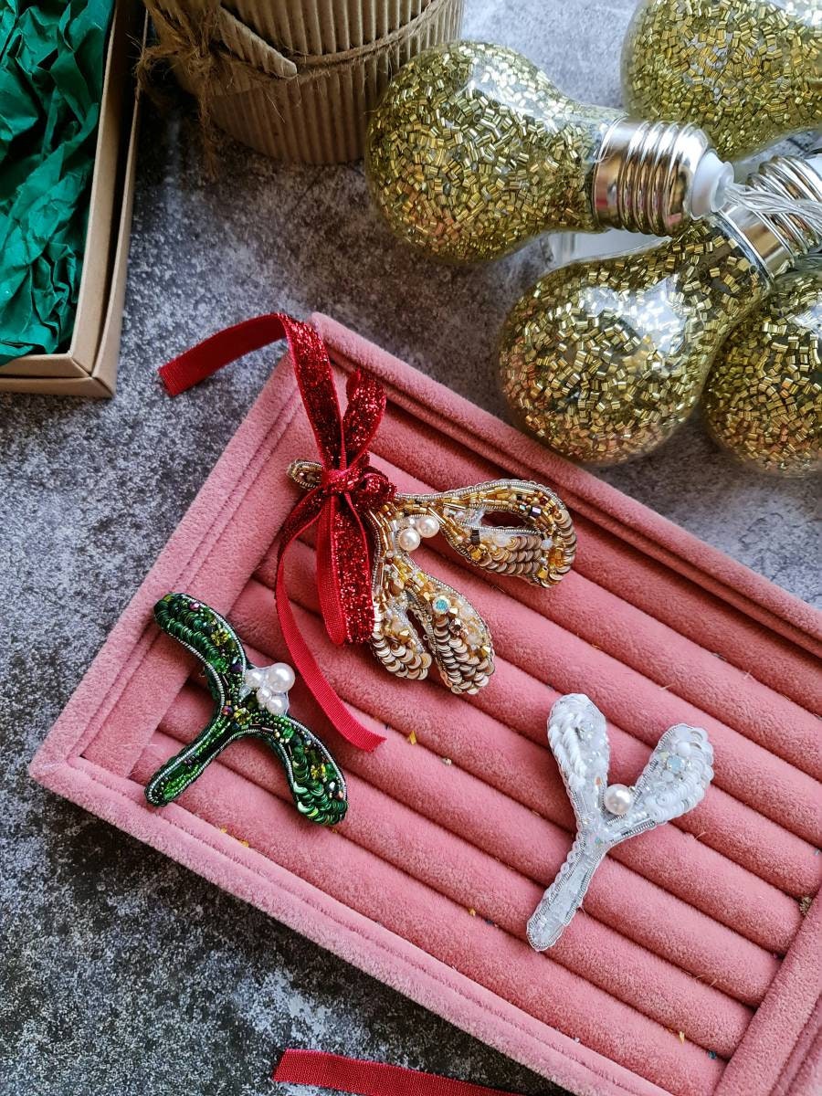 Mistelzweig Brosche Weihnachten Liebesbrosche Mistelzweig Brosche Weihnachten Liebesbrosche von RdjewelryDesigns