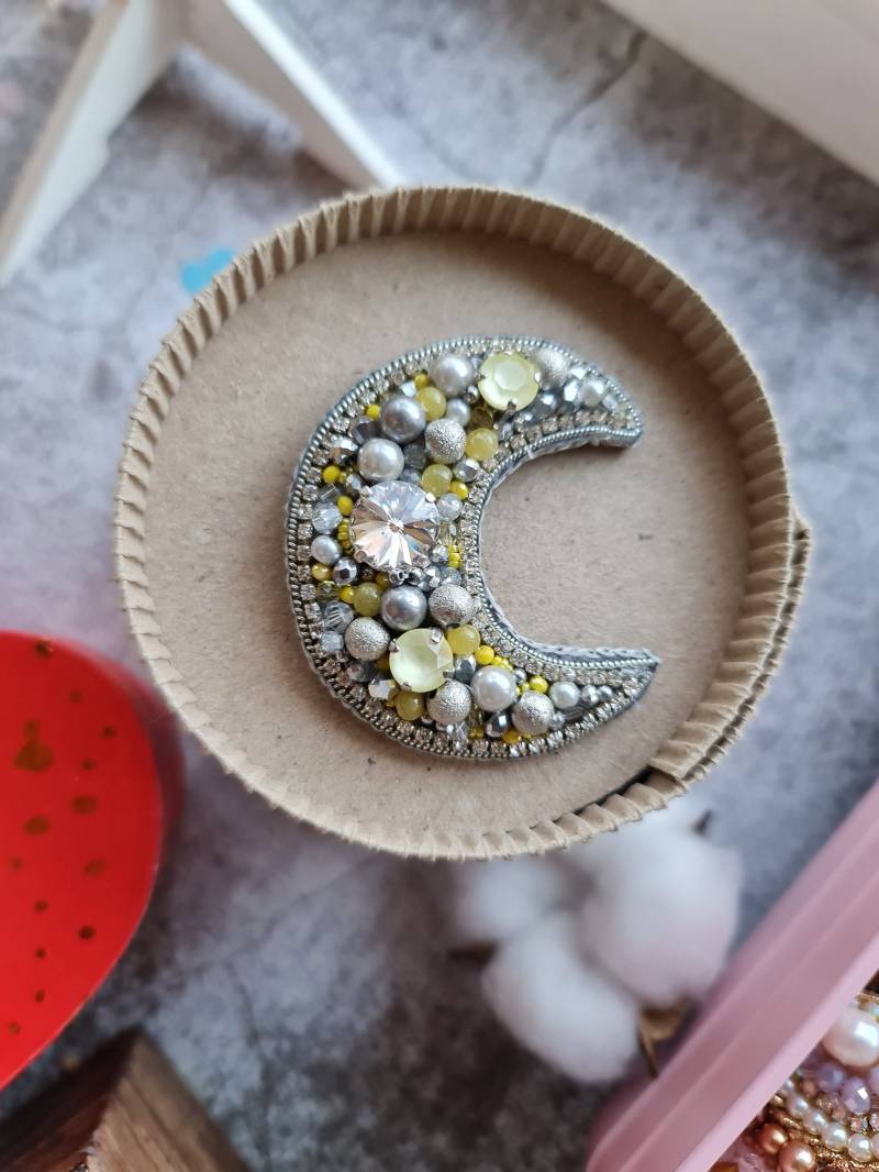 Mond Brosche, Himmelskörper Anstecknadel, Naturschmuck Mond Brosche, Himmelskörper Anstecknadel, Naturschmuck von RdjewelryDesigns