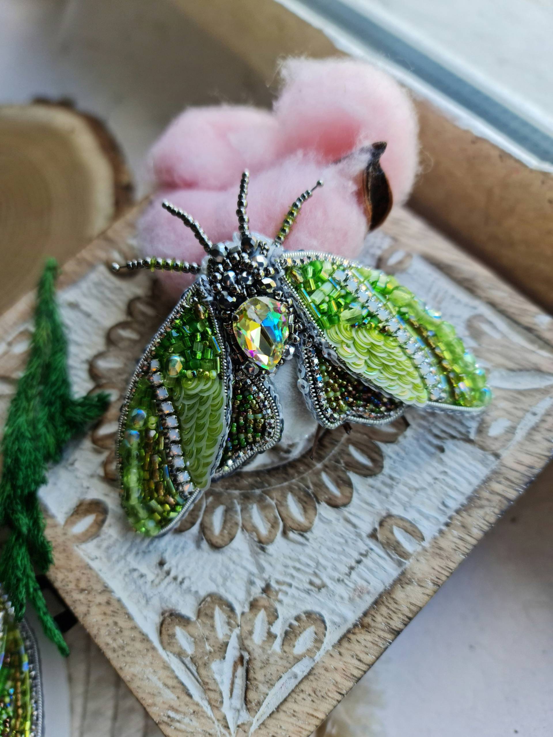 Mystic Green Moth Perlen Brosche Insekten Schmuck, Naturliebhaber Geschenk, Einzigartige Anstecknadel Brosche von RdjewelryDesigns