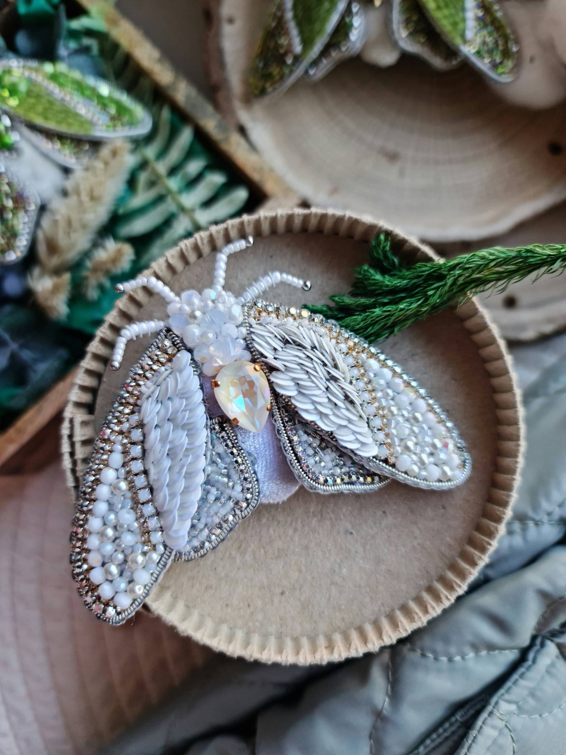 Mystic White Moth Perlen Brosche Insekten Schmuck, Natur Liebhaber Geschenk, Einzigartige Anstecknadel Brosche von RdjewelryDesigns