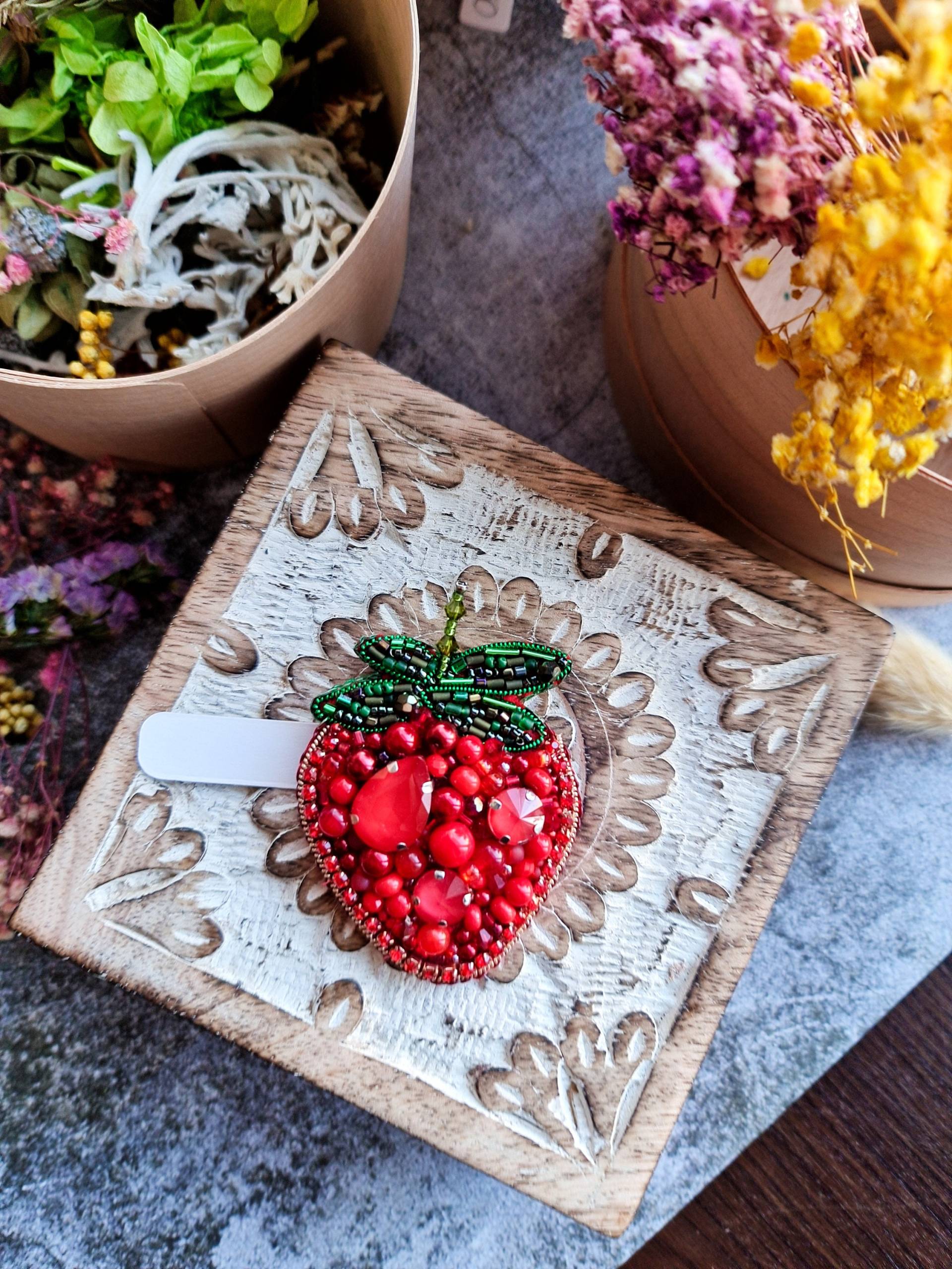 Netter Erdbeeren Anstecker, Erdbeer Brosche, Anstecknadel Netter Erdbeeren Anstecker, Erdbeer Brosche, Anstecknadel von RdjewelryDesigns