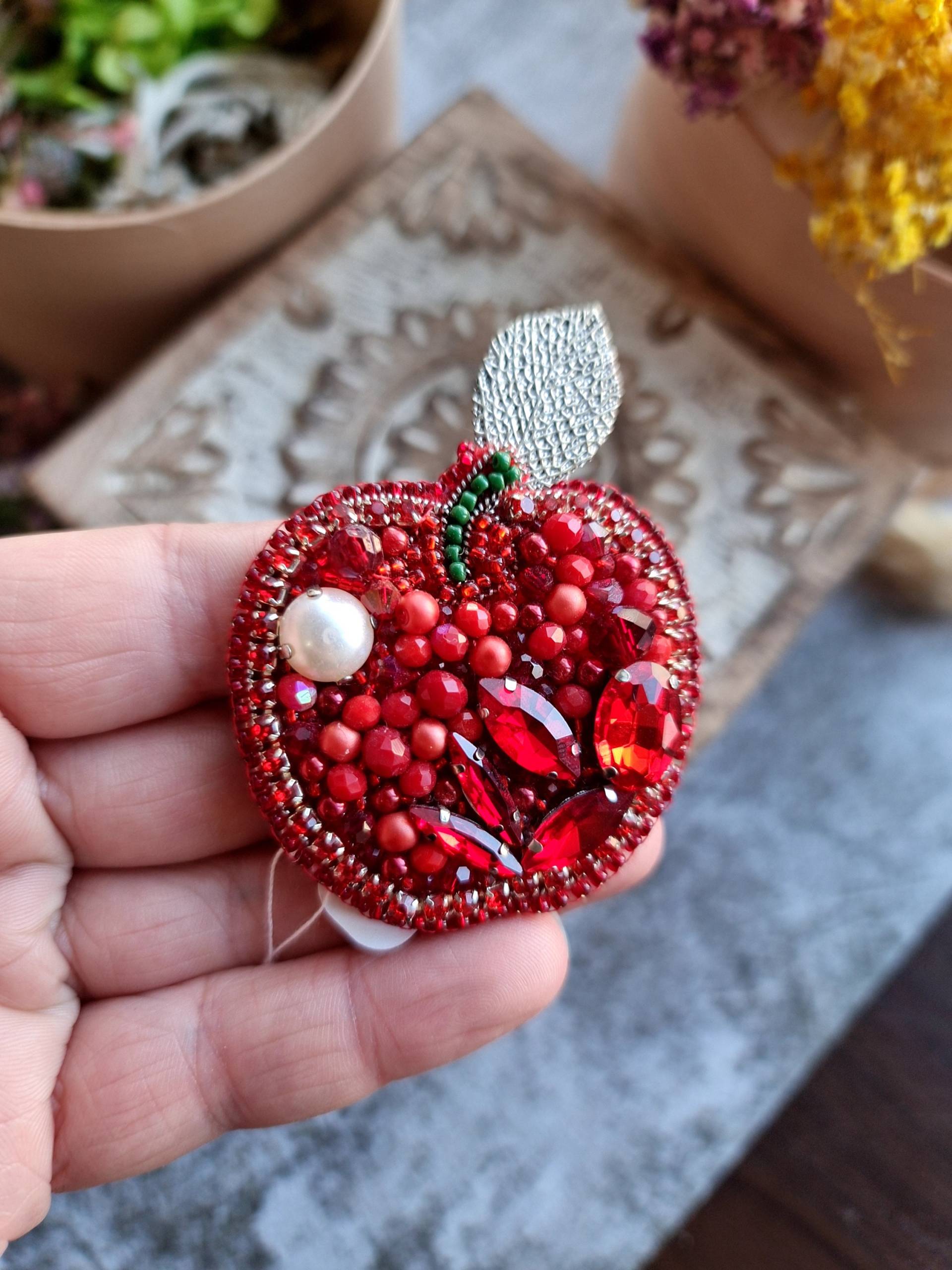 Niedliche Apfel-Anstecknadel, Apfel-Perlen-Brosche, Naturliebhaber-Geschenk Niedliche Apfel-Anstecknadel, Apfel-Perlen-Brosche, Naturliebhaber-Geschenk von RdjewelryDesigns