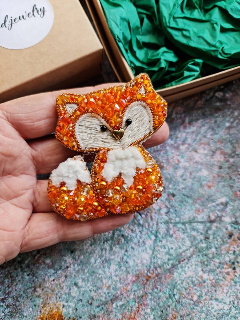 Niedliche Fuchs Brosche, Perlen Anstecknadel Niedliche Fuchs Brosche, Perlen Anstecknadel von RdjewelryDesigns