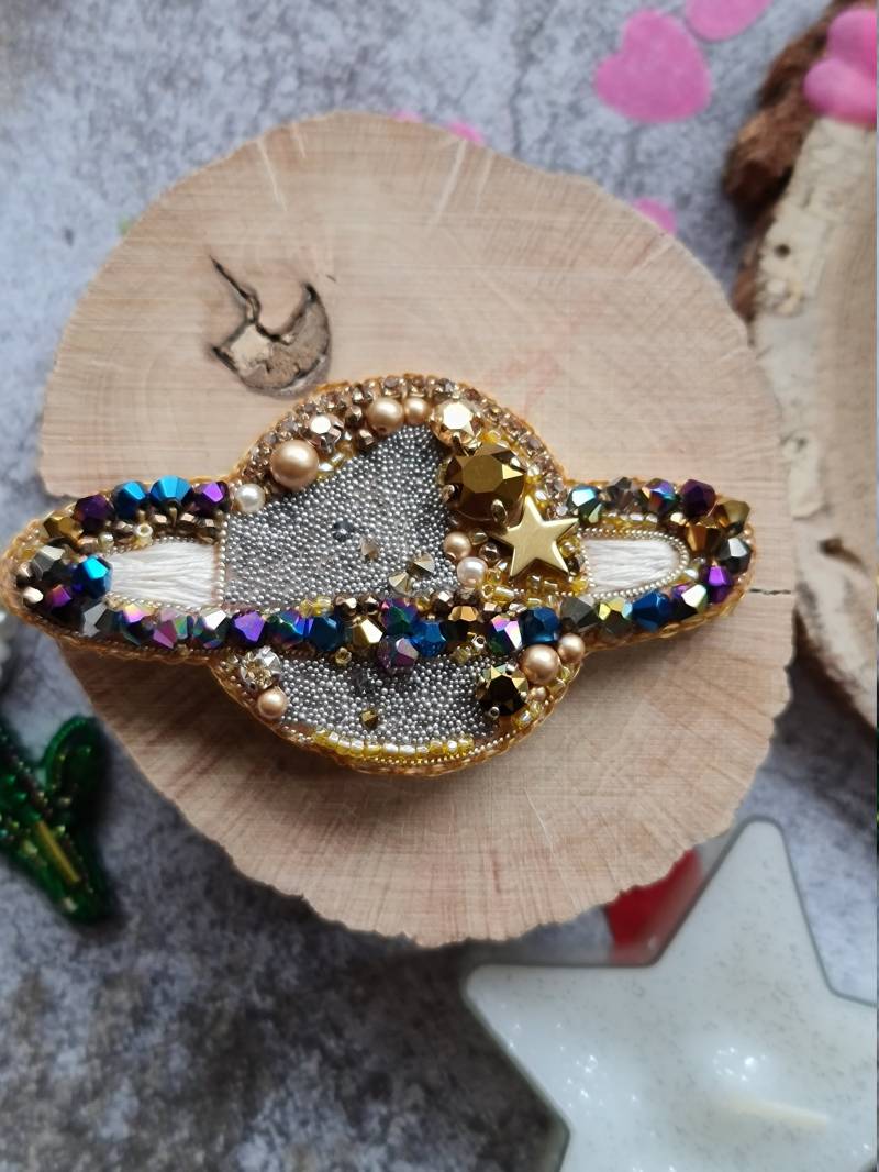 Perlen Saturn Brosche, Miracle Celestial Pin, Planet Schmuck von RdjewelryDesigns